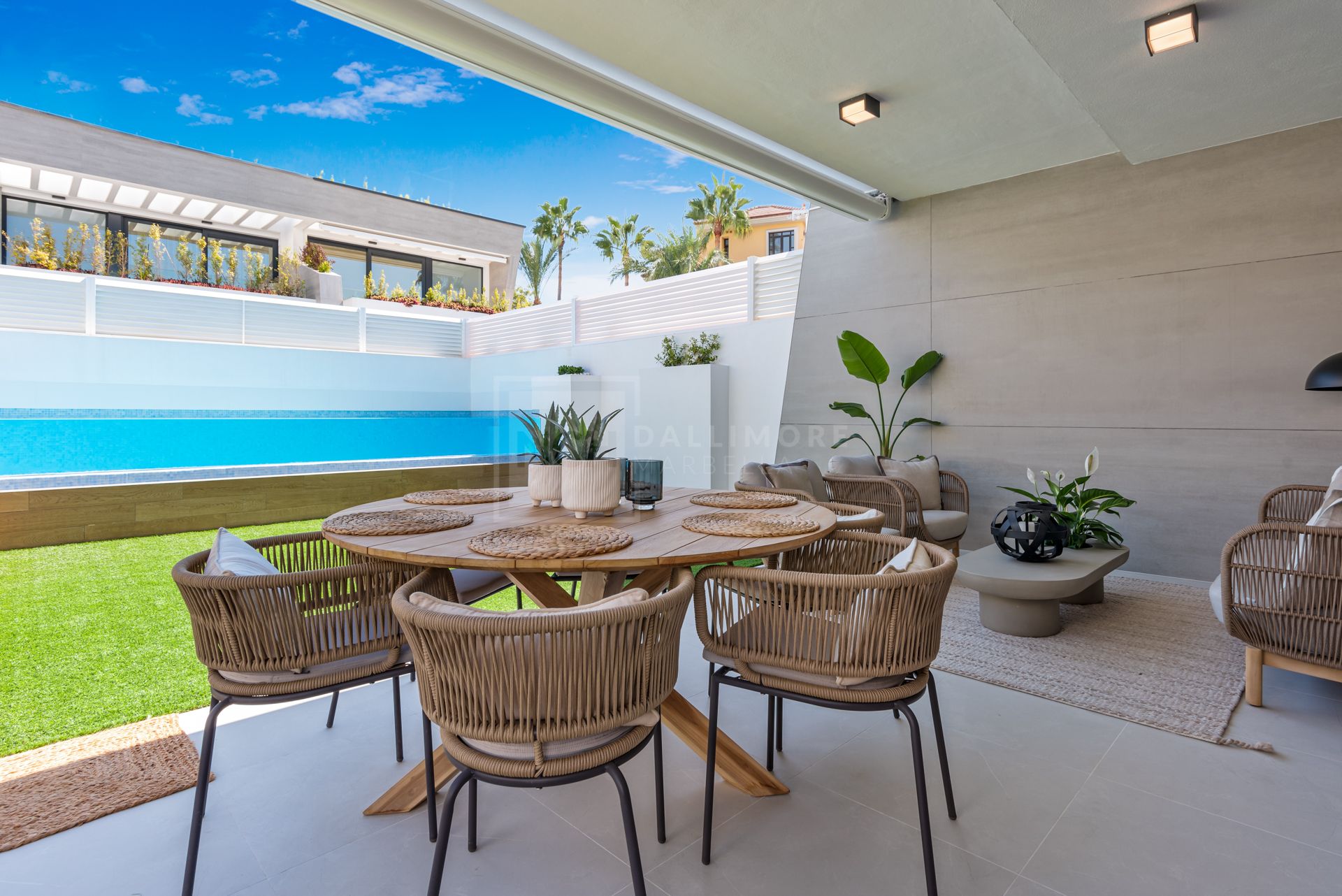 LUJOSA CASA ADOSADA JUNTO A LA PLAYA EN BANUS BAY – VIDA MODERNA A SOLO 150M DEL MAR