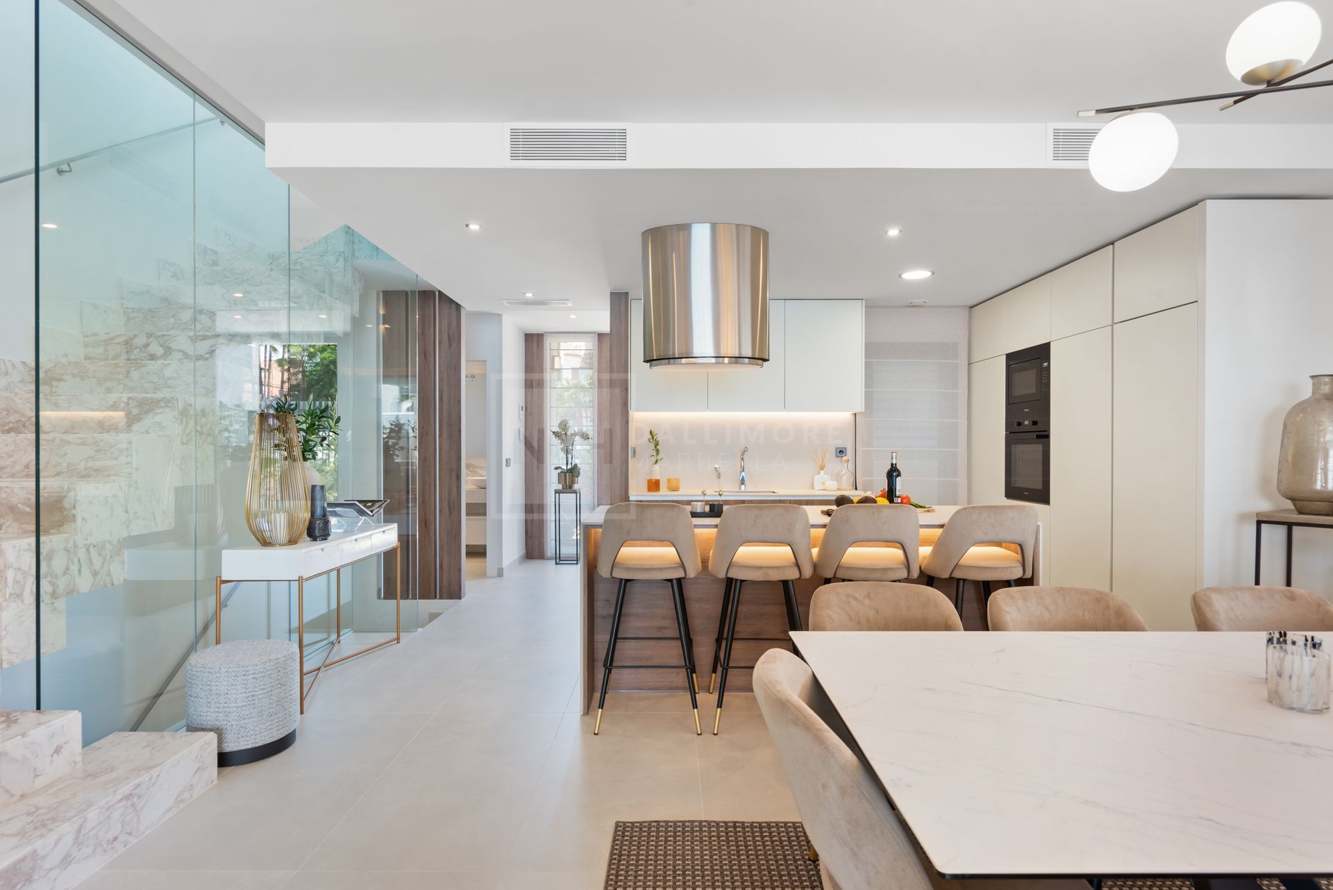 LUJOSA CASA ADOSADA JUNTO A LA PLAYA EN BANUS BAY – VIDA MODERNA A SOLO 150M DEL MAR