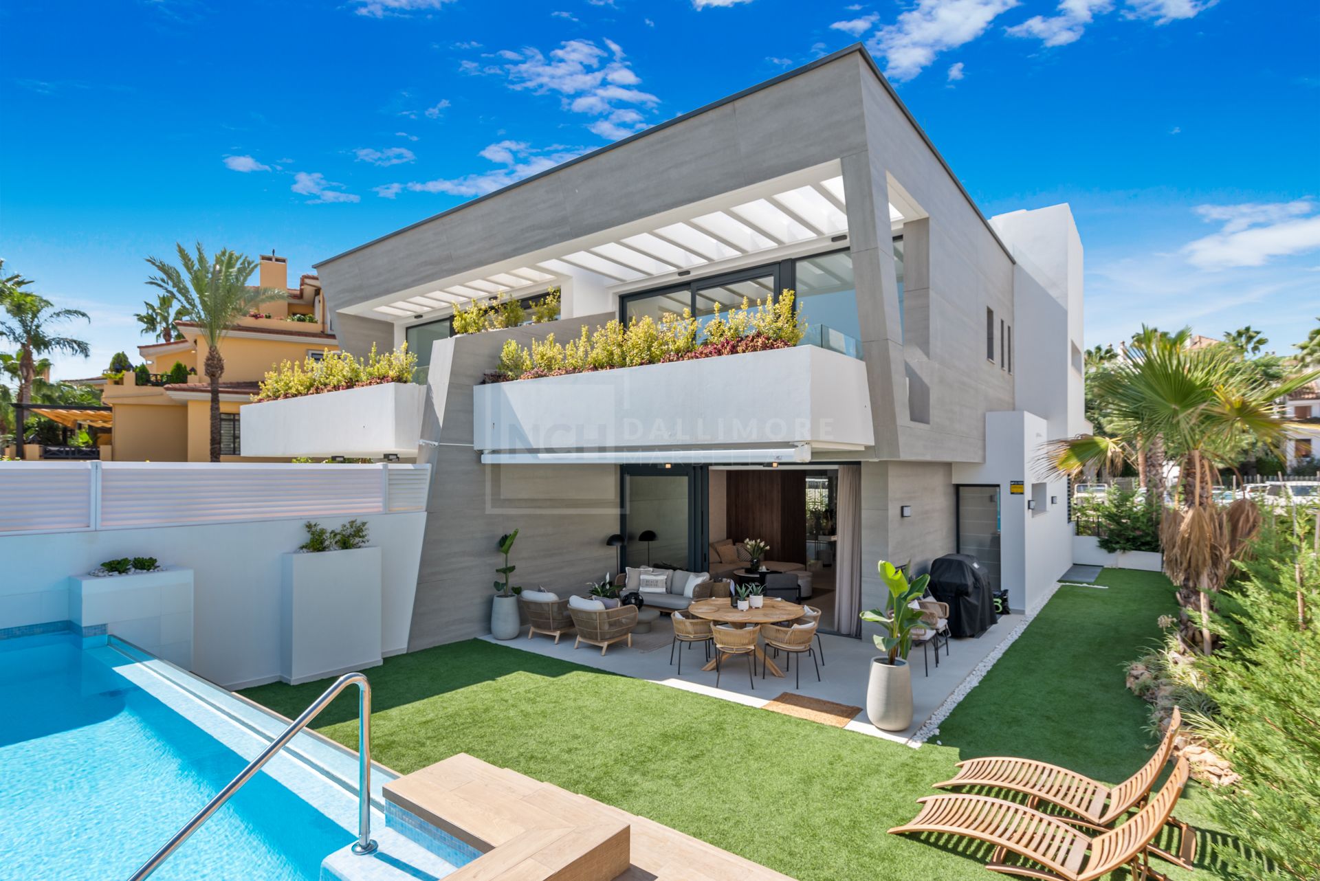 LUJOSA CASA ADOSADA JUNTO A LA PLAYA EN BANUS BAY – VIDA MODERNA A SOLO 150M DEL MAR