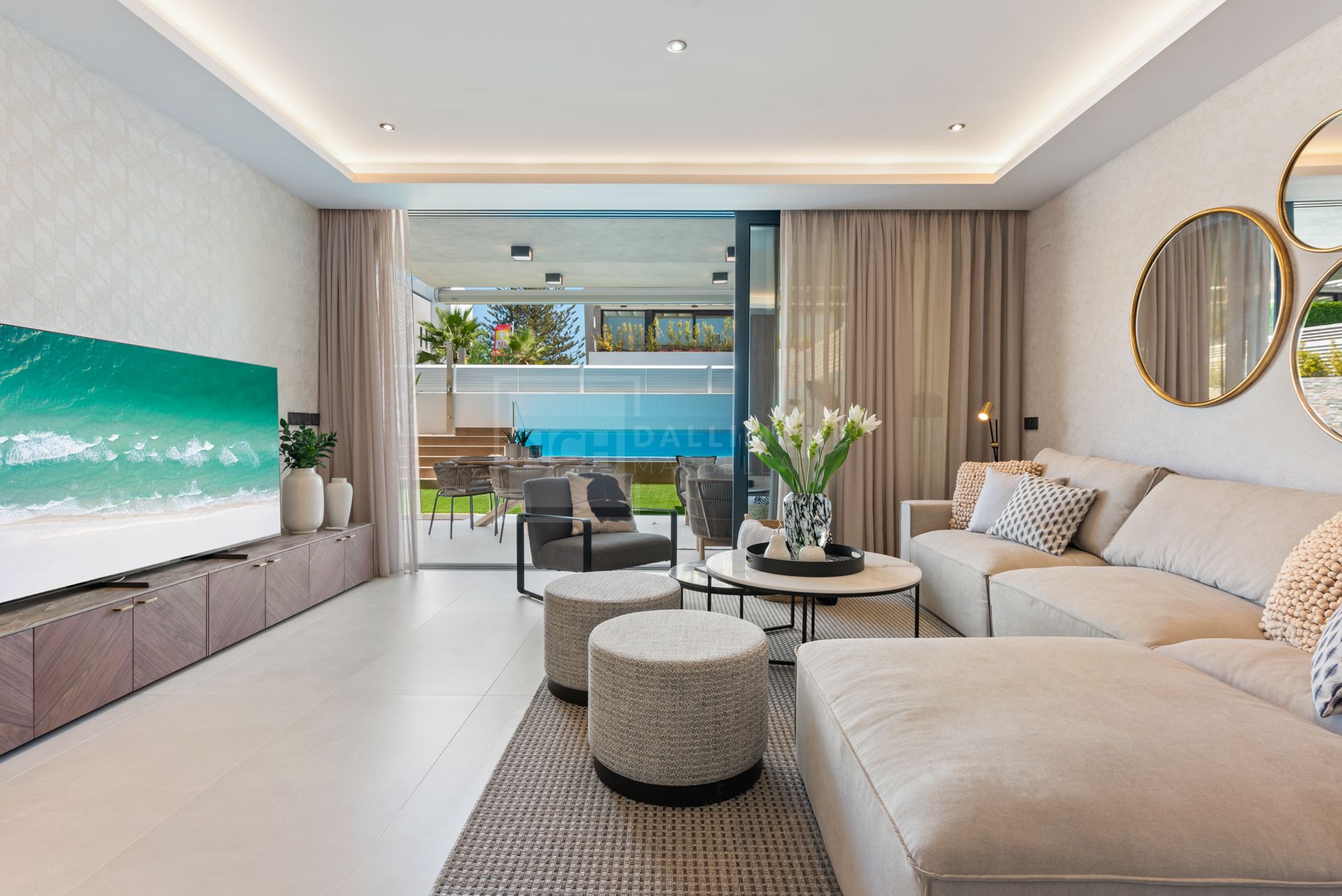 LUJOSA CASA ADOSADA JUNTO A LA PLAYA EN BANUS BAY – VIDA MODERNA A SOLO 150M DEL MAR