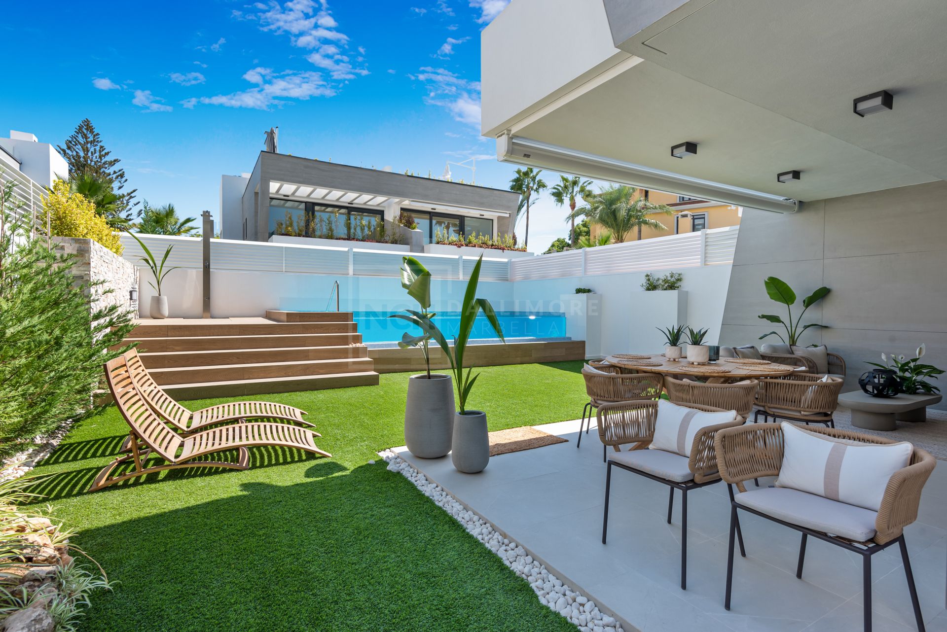 LUJOSA CASA ADOSADA JUNTO A LA PLAYA EN BANUS BAY – VIDA MODERNA A SOLO 150M DEL MAR