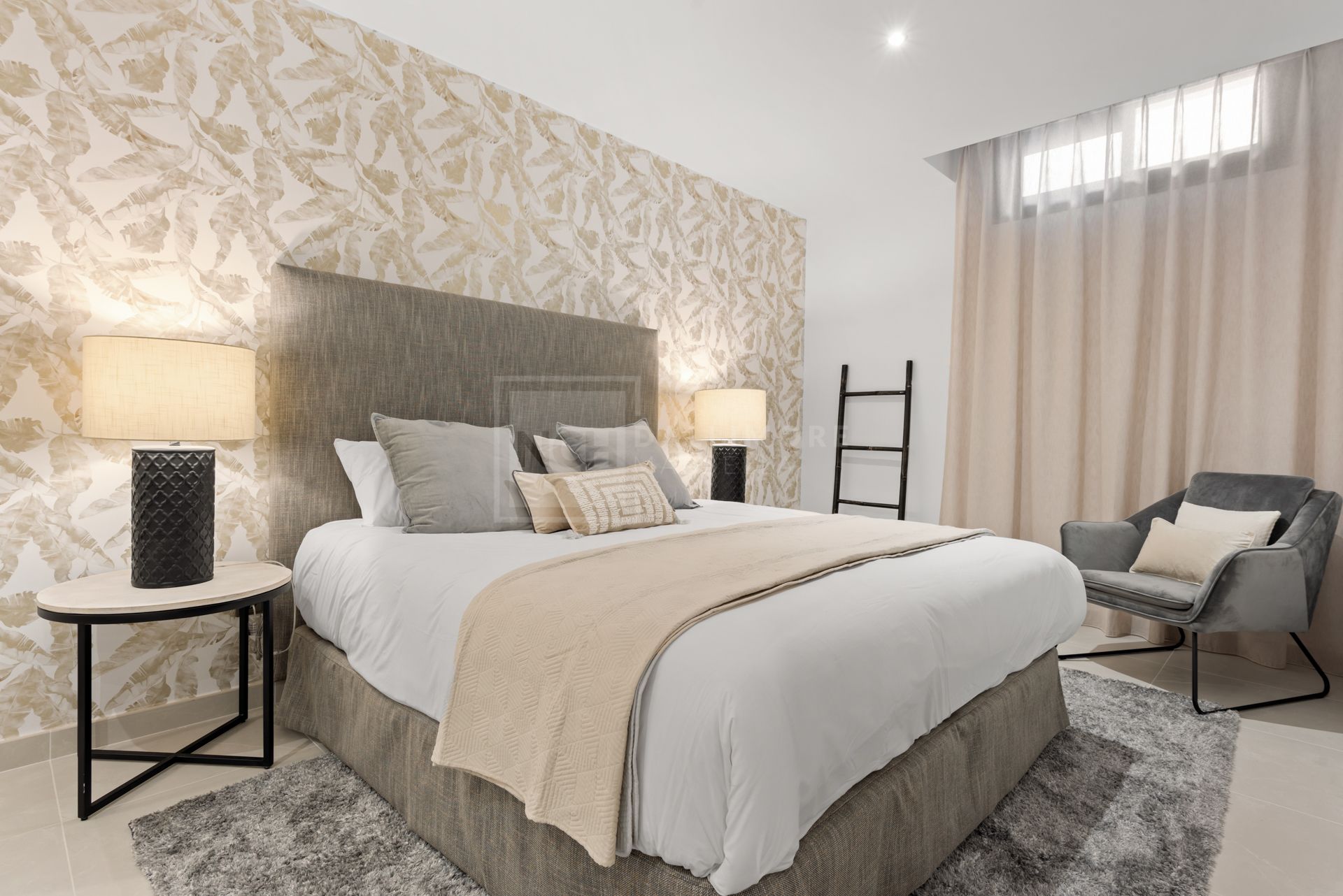 LUJOSA CASA ADOSADA JUNTO A LA PLAYA EN BANUS BAY – VIDA MODERNA A SOLO 150M DEL MAR