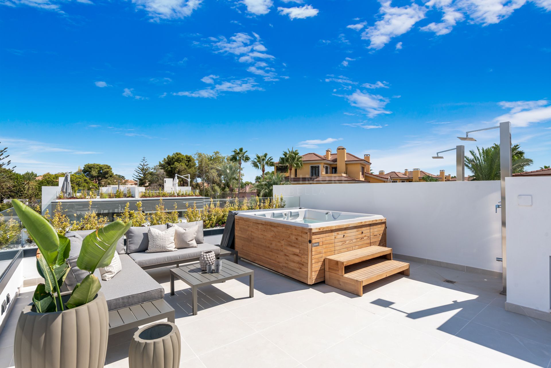 LUJOSA CASA ADOSADA JUNTO A LA PLAYA EN BANUS BAY – VIDA MODERNA A SOLO 150M DEL MAR