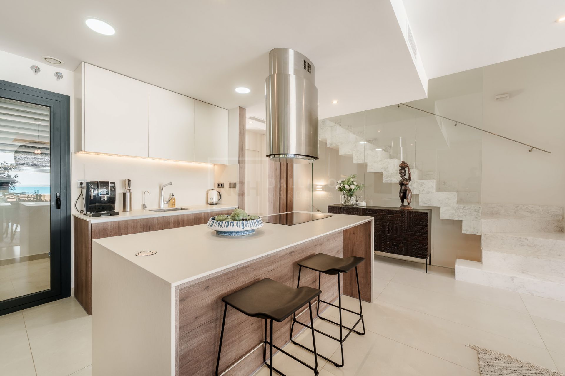 STYLISH SEMI-DETACHED HOME IN MARBELLA’S ELITE ZONE WITH GARDEN, POOL & SOLARIUM