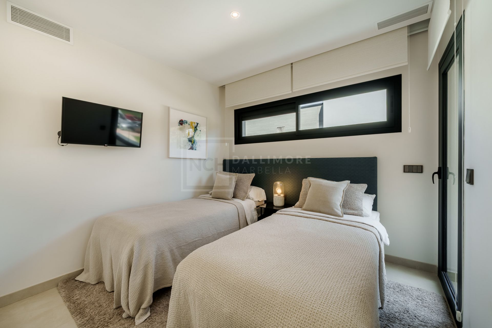 STYLISH SEMI-DETACHED HOME IN MARBELLA’S ELITE ZONE WITH GARDEN, POOL & SOLARIUM