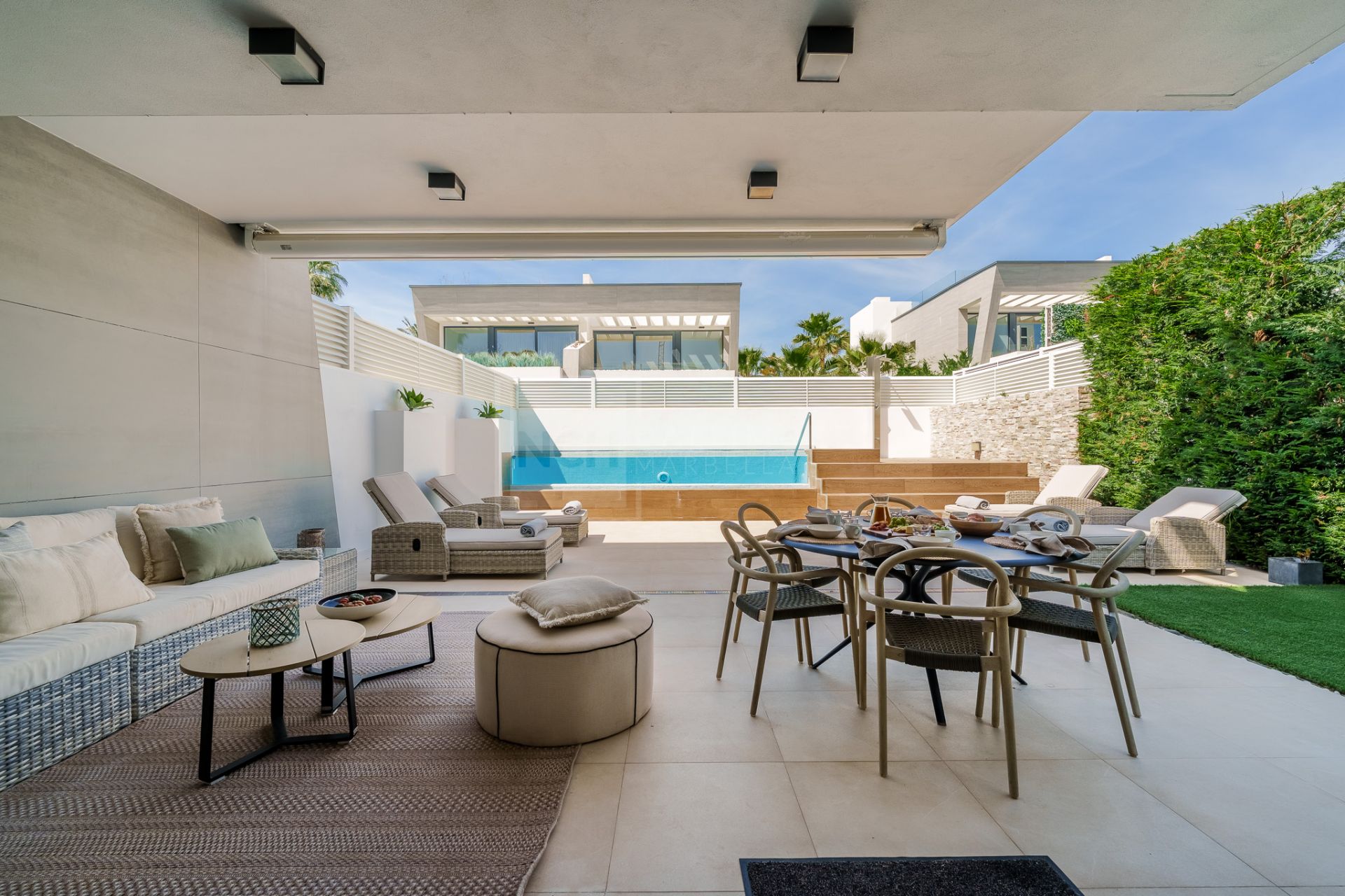 STYLISH SEMI-DETACHED HOME IN MARBELLA’S ELITE ZONE WITH GARDEN, POOL & SOLARIUM