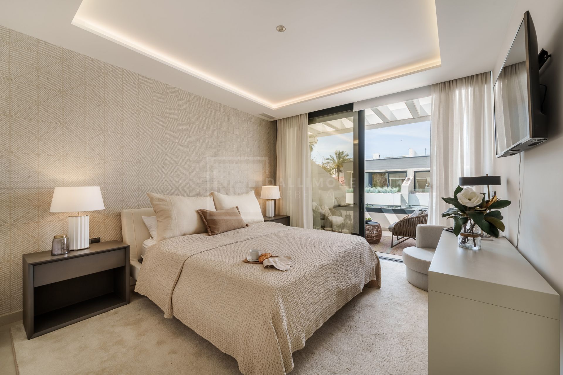 STYLISH SEMI-DETACHED HOME IN MARBELLA’S ELITE ZONE WITH GARDEN, POOL & SOLARIUM