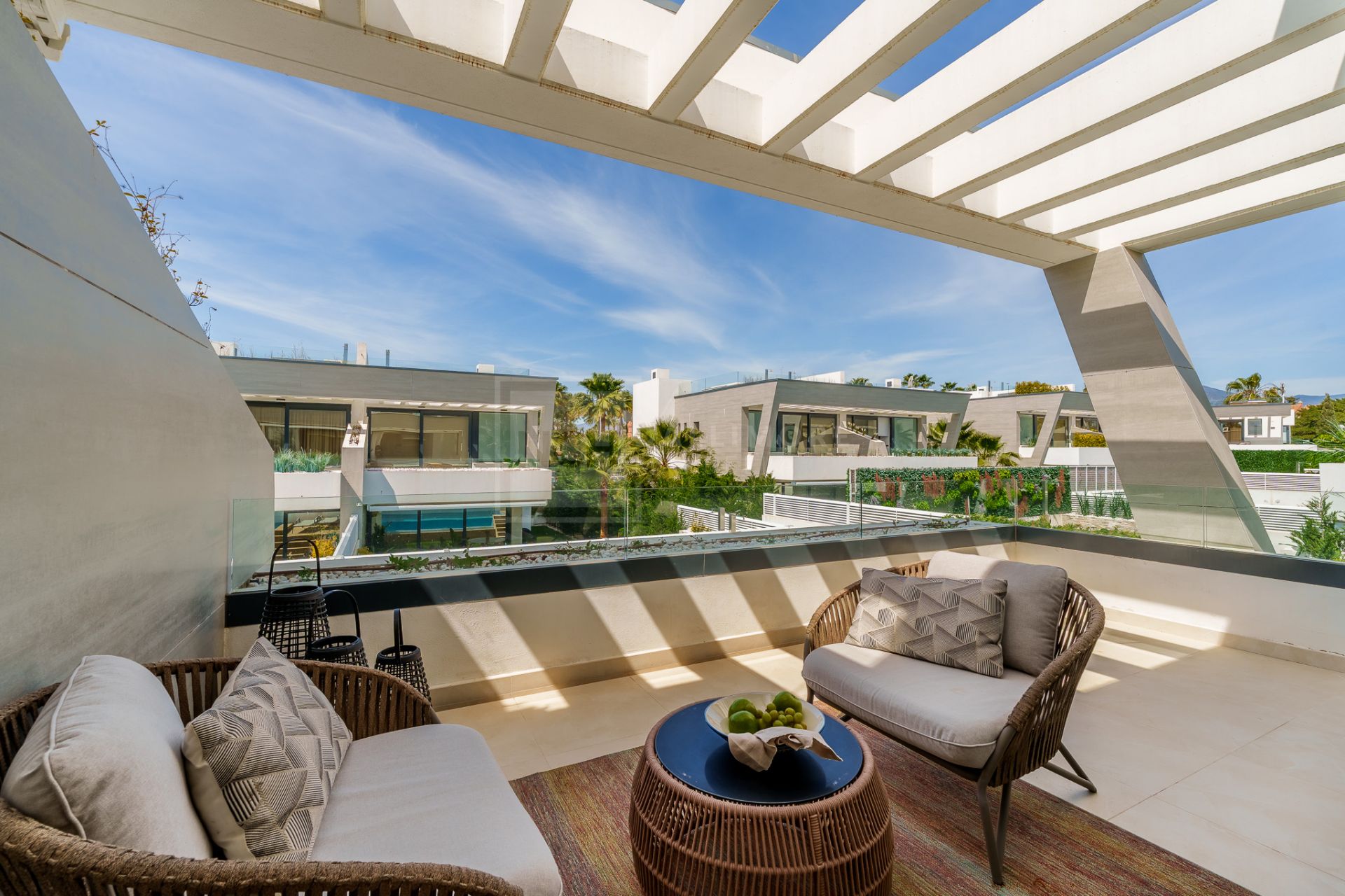 STYLISH SEMI-DETACHED HOME IN MARBELLA’S ELITE ZONE WITH GARDEN, POOL & SOLARIUM