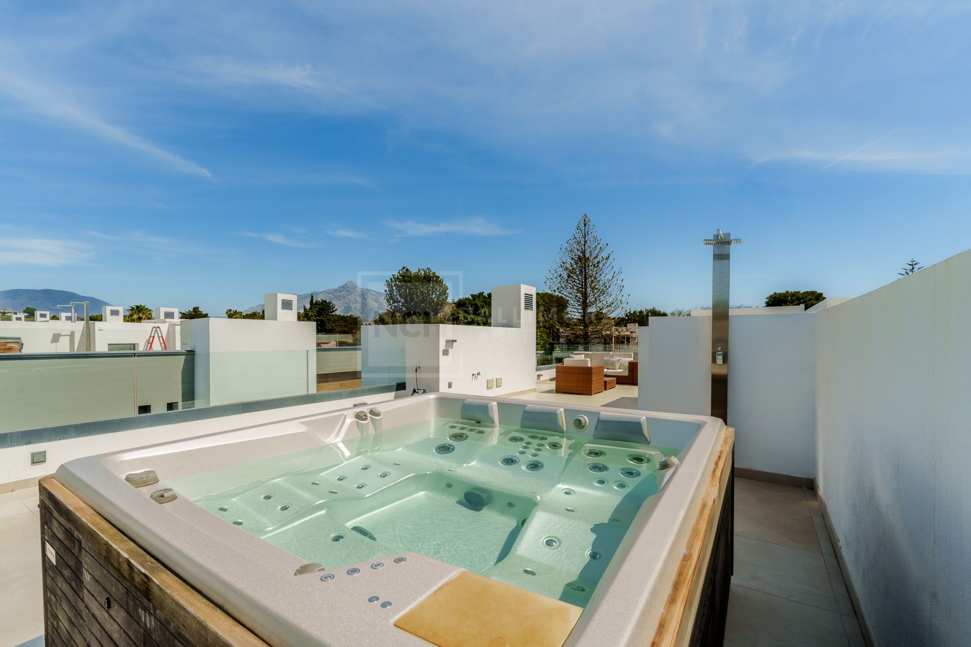 STYLISH SEMI-DETACHED HOME IN MARBELLA’S ELITE ZONE WITH GARDEN, POOL & SOLARIUM