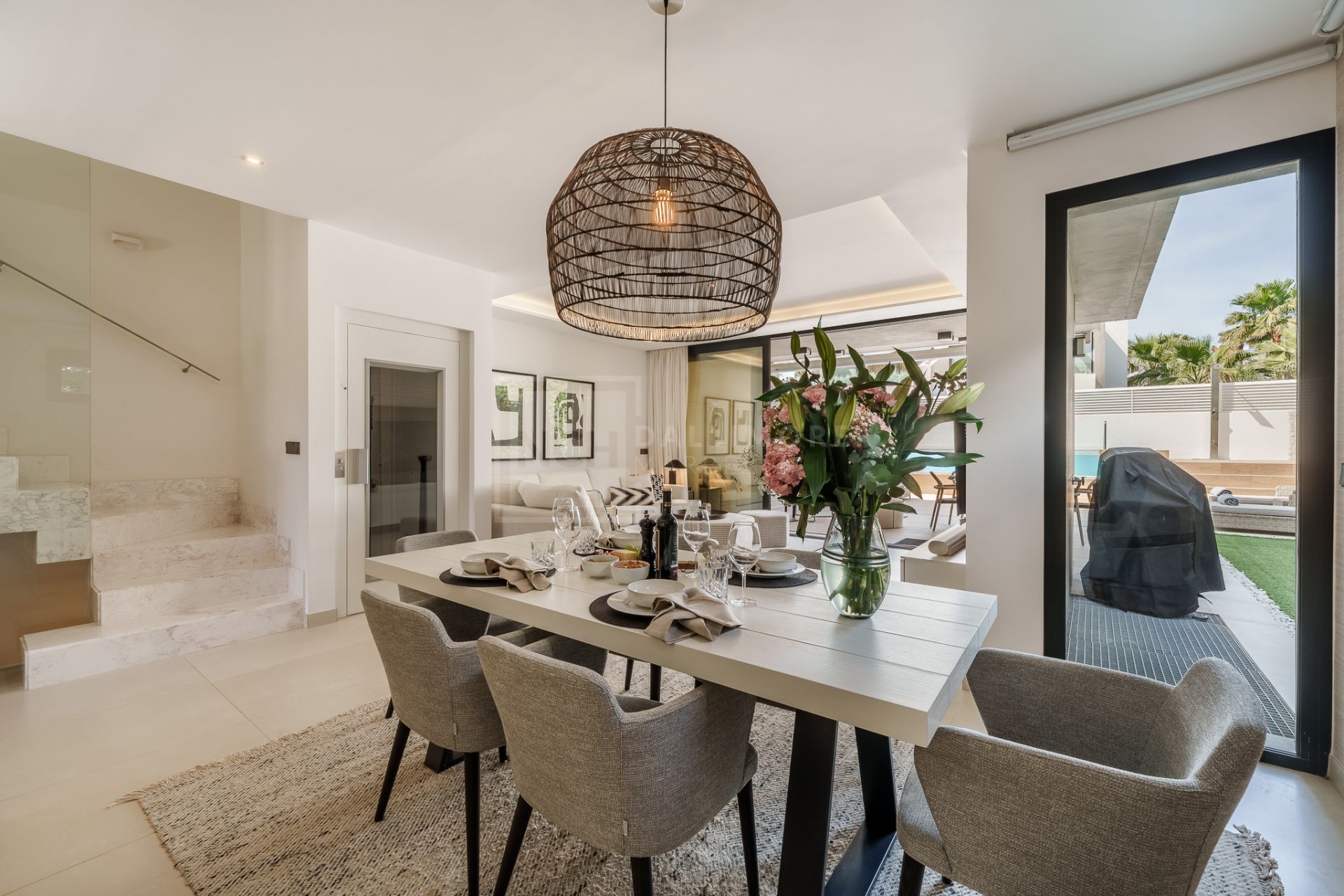 STYLISH SEMI-DETACHED HOME IN MARBELLA’S ELITE ZONE WITH GARDEN, POOL & SOLARIUM