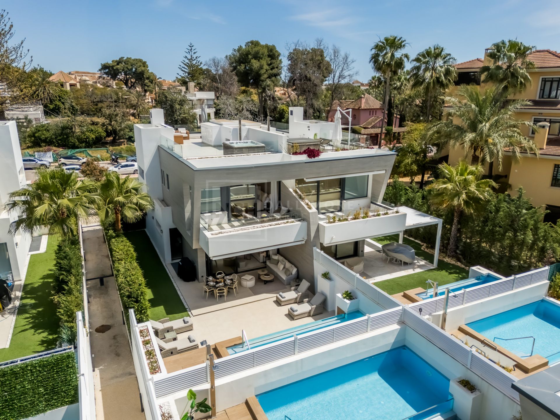 STYLISH SEMI-DETACHED HOME IN MARBELLA’S ELITE ZONE WITH GARDEN, POOL & SOLARIUM