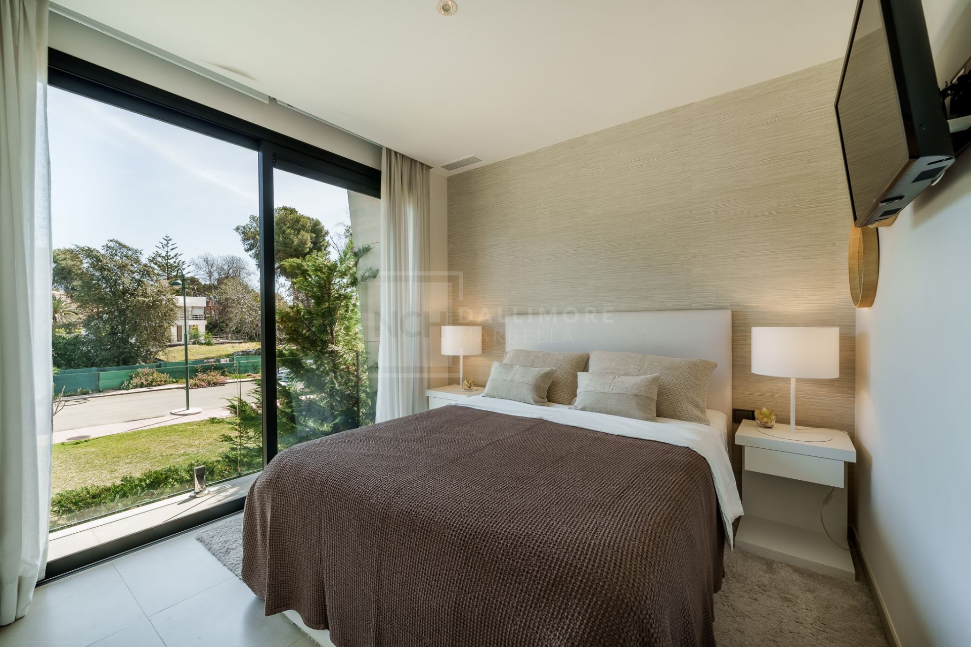 STYLISH SEMI-DETACHED HOME IN MARBELLA’S ELITE ZONE WITH GARDEN, POOL & SOLARIUM