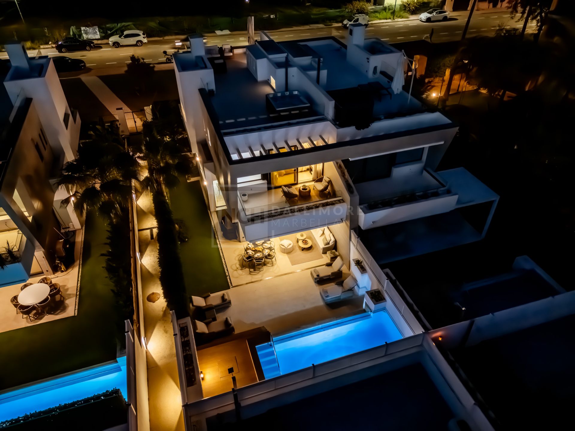 STYLISH SEMI-DETACHED HOME IN MARBELLA’S ELITE ZONE WITH GARDEN, POOL & SOLARIUM
