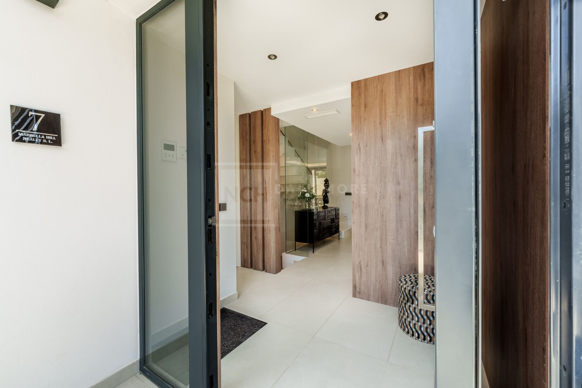 STYLISH SEMI-DETACHED HOME IN MARBELLA’S ELITE ZONE WITH GARDEN, POOL & SOLARIUM