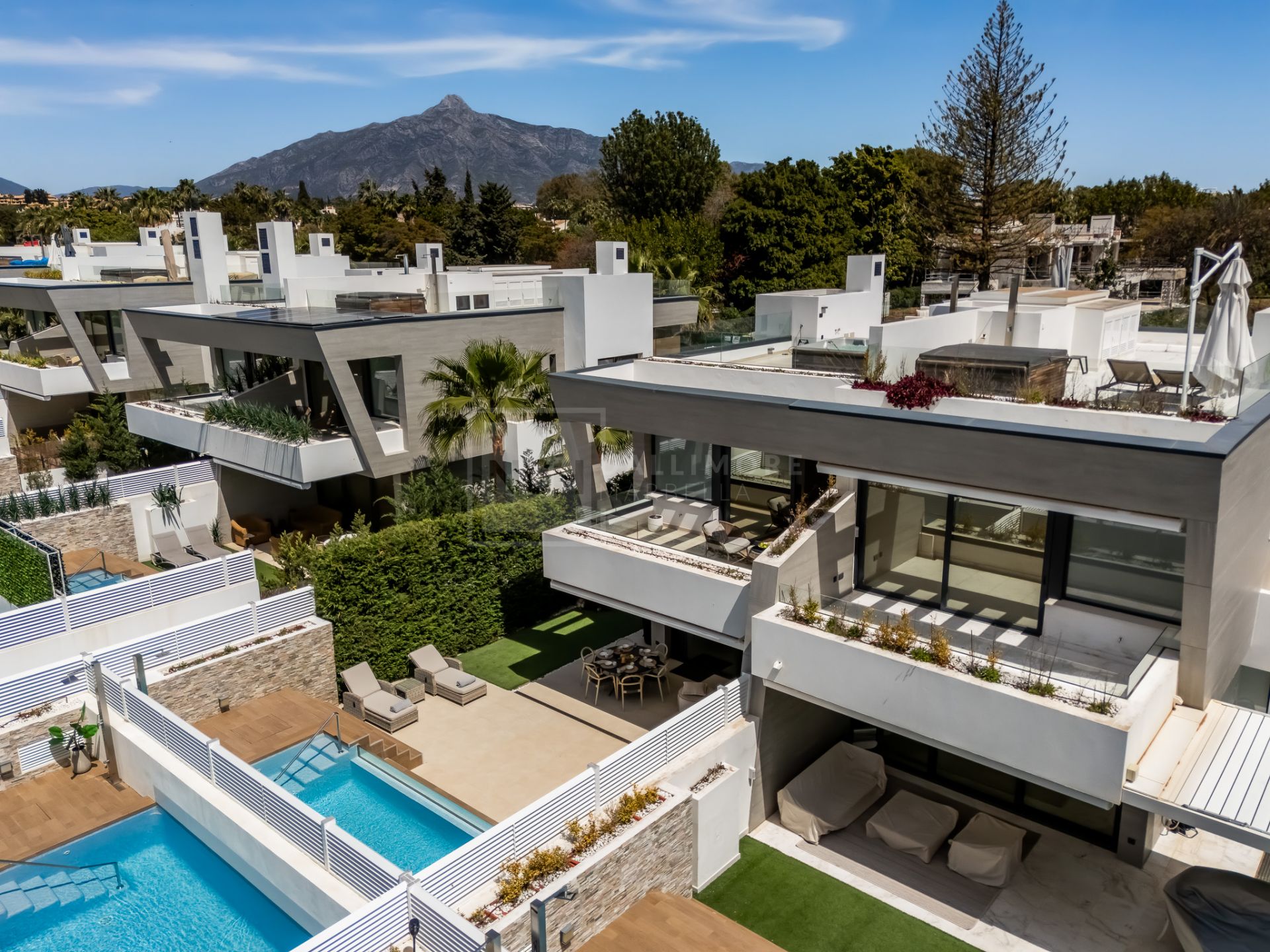 STYLISH SEMI-DETACHED HOME IN MARBELLA’S ELITE ZONE WITH GARDEN, POOL & SOLARIUM