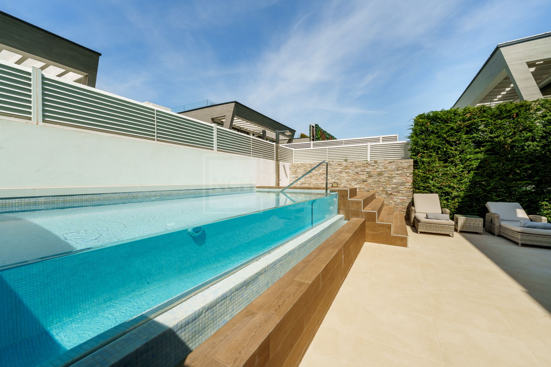 STYLISH SEMI-DETACHED HOME IN MARBELLA’S ELITE ZONE WITH GARDEN, POOL & SOLARIUM
