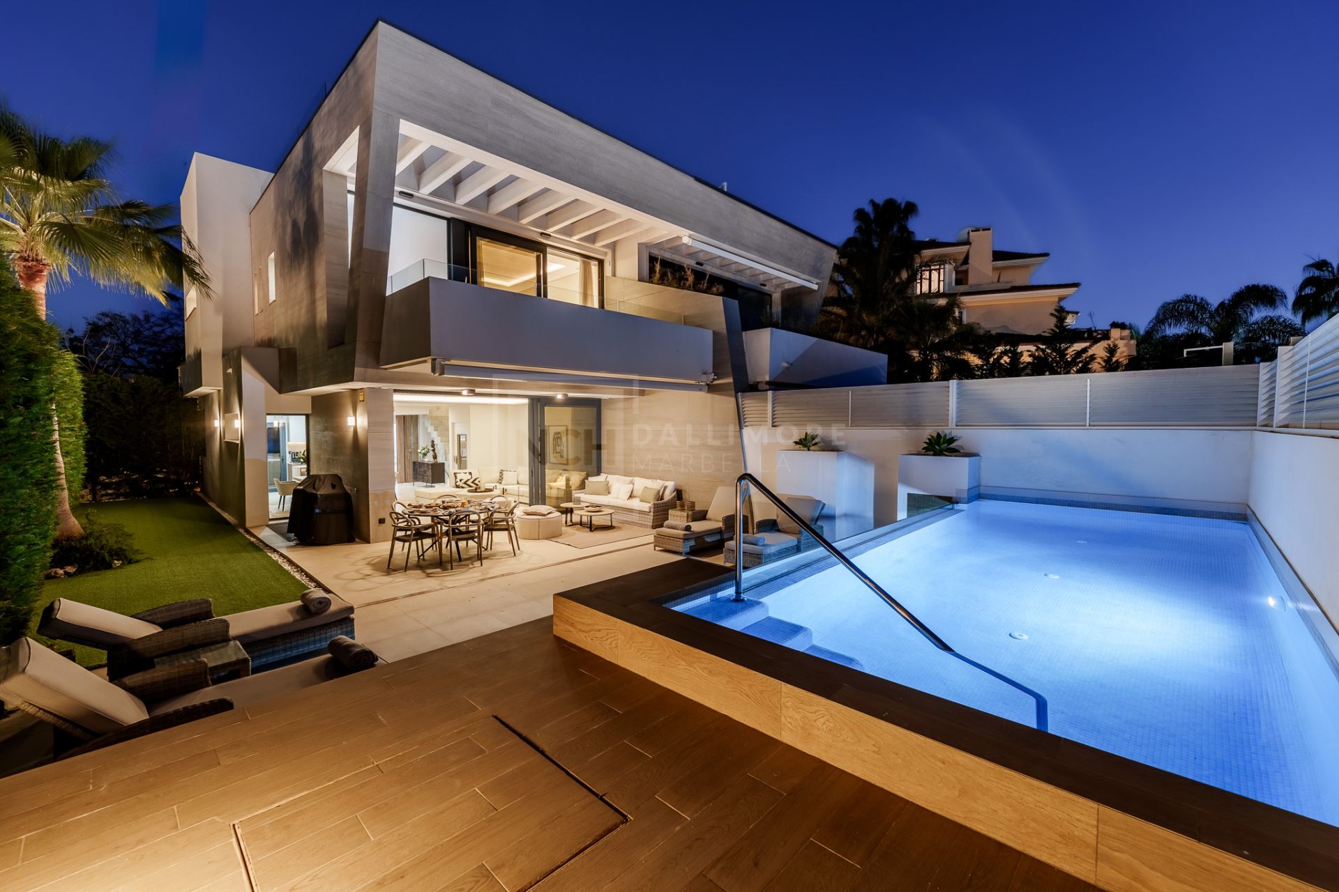 STYLISH SEMI-DETACHED HOME IN MARBELLA’S ELITE ZONE WITH GARDEN, POOL & SOLARIUM