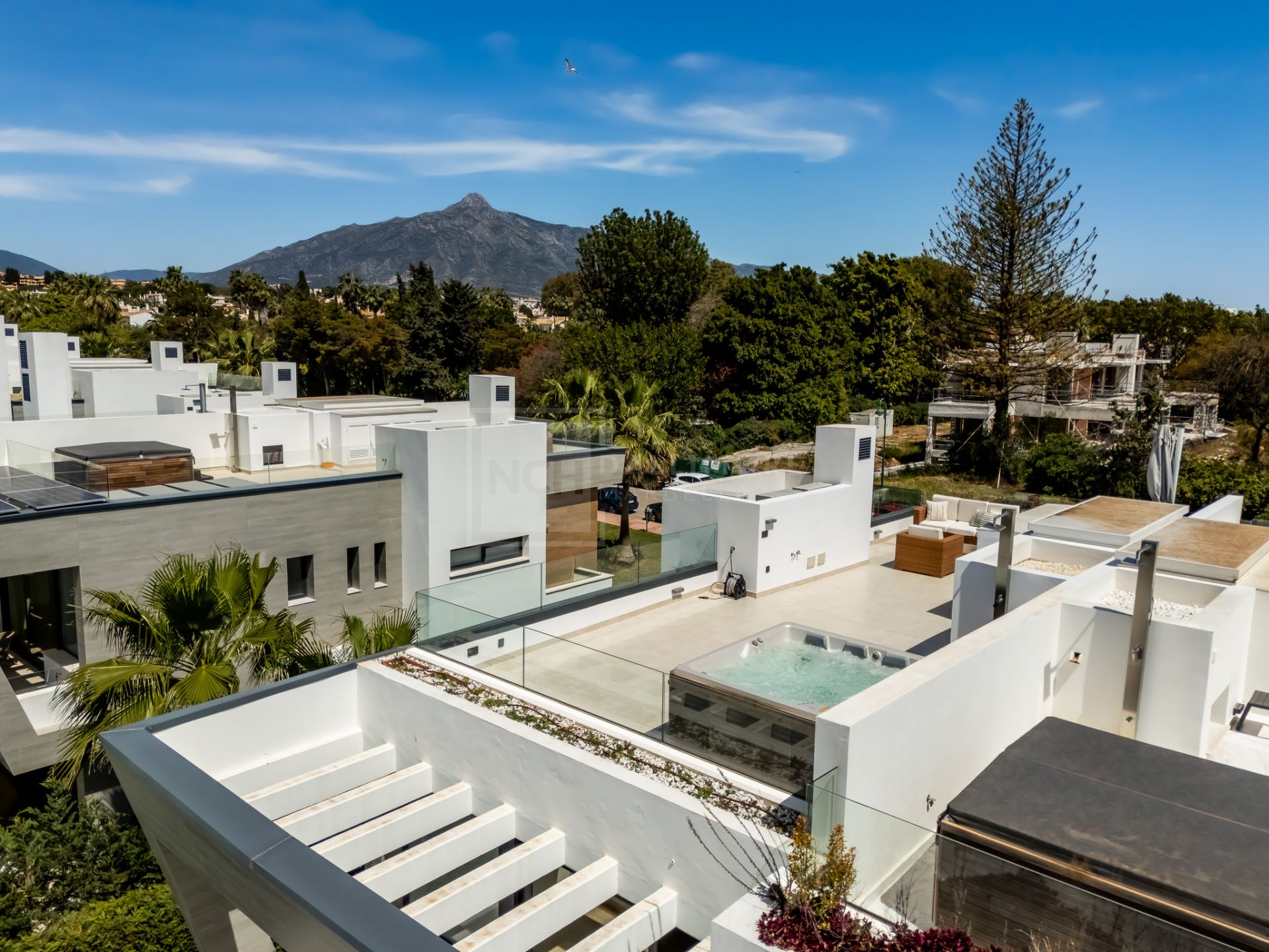 STYLISH SEMI-DETACHED HOME IN MARBELLA’S ELITE ZONE WITH GARDEN, POOL & SOLARIUM