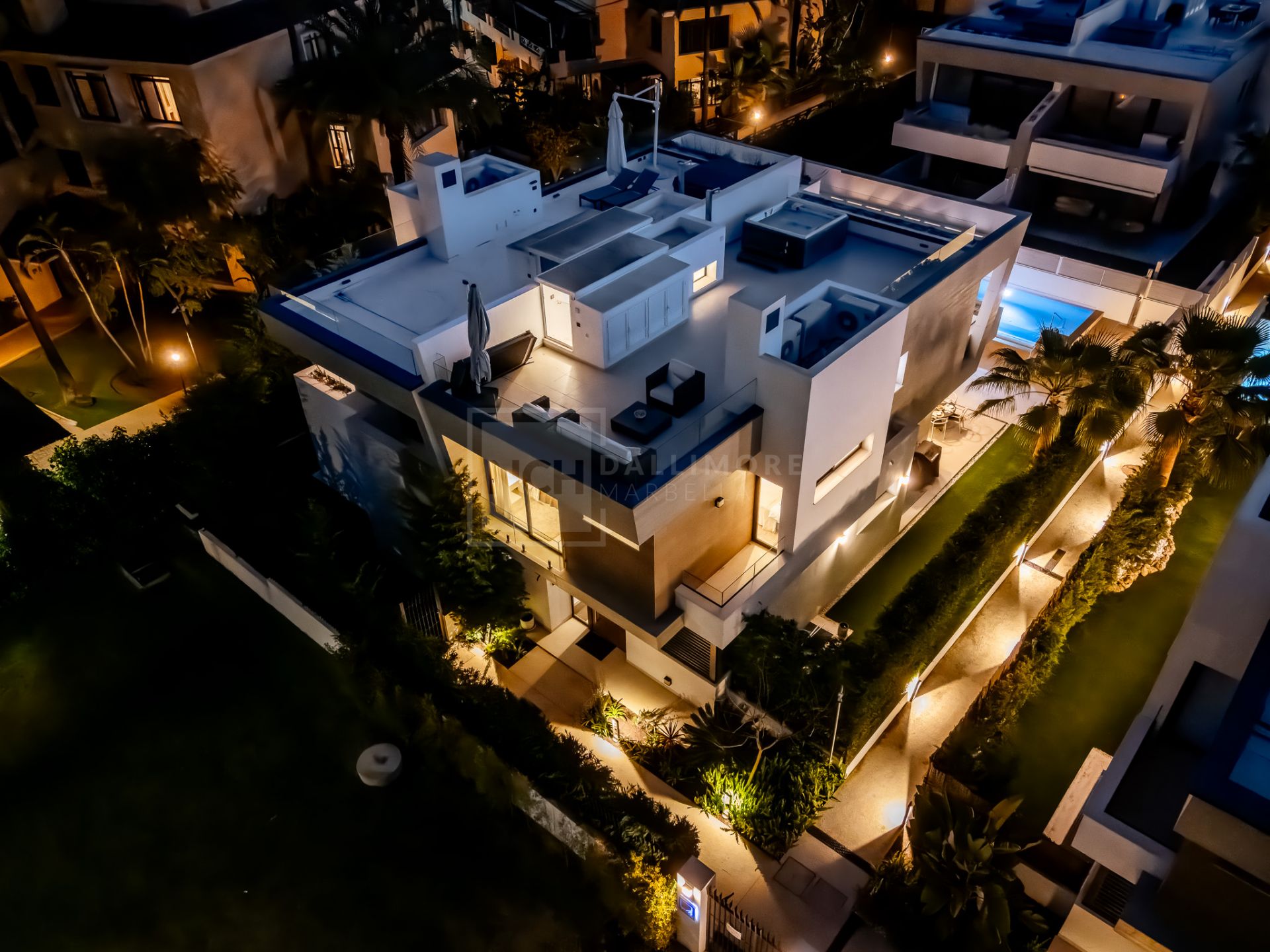 STYLISH SEMI-DETACHED HOME IN MARBELLA’S ELITE ZONE WITH GARDEN, POOL & SOLARIUM