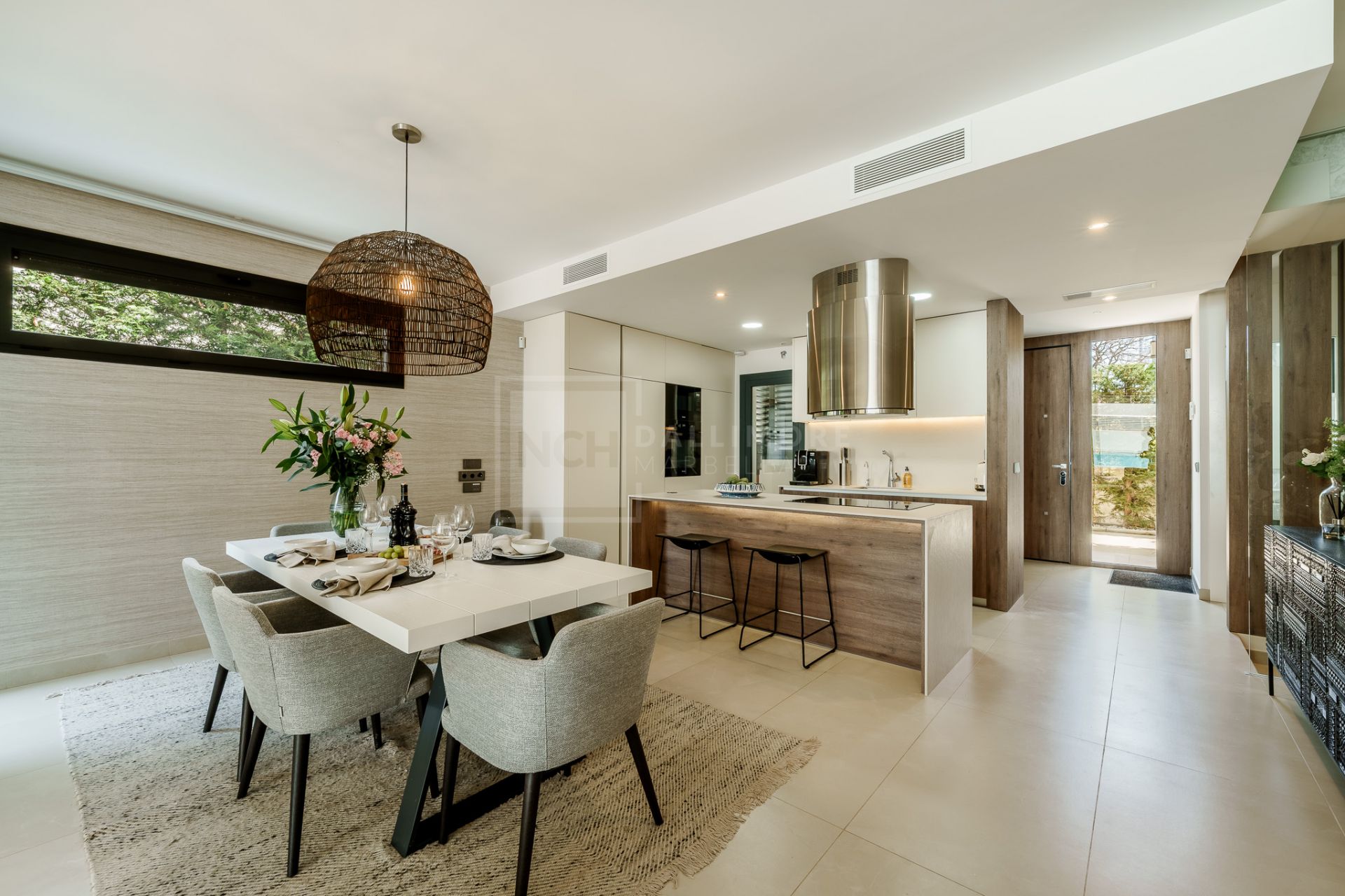 STYLISH SEMI-DETACHED HOME IN MARBELLA’S ELITE ZONE WITH GARDEN, POOL & SOLARIUM