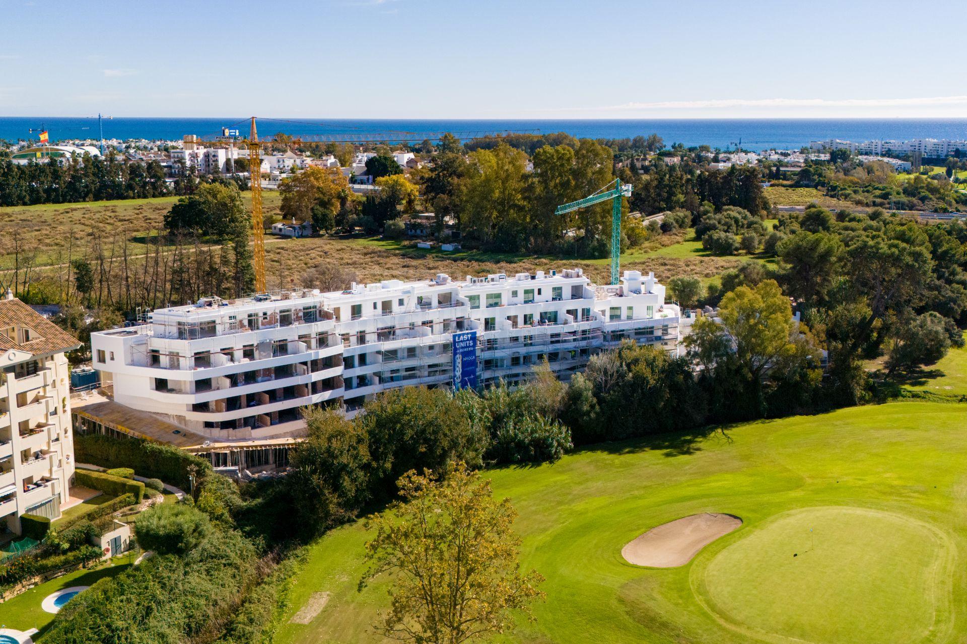 EN CONSTRUCCIÓN. Precioso duplex en PRIMERA LÍNEA DE GOLF en Guadalmina, Marbella