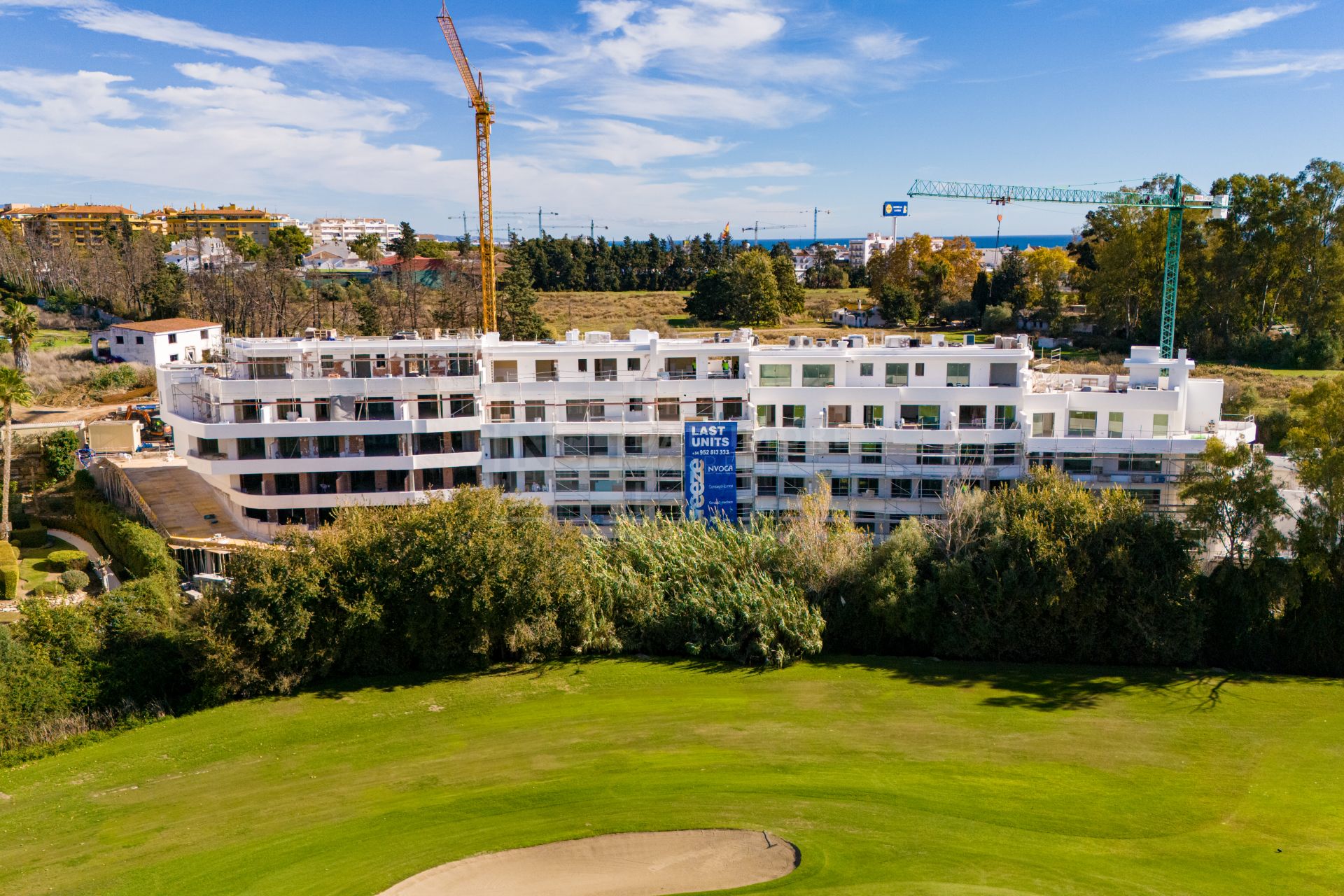 EN CONSTRUCCIÓN. Precioso duplex en PRIMERA LÍNEA DE GOLF en Guadalmina, Marbella