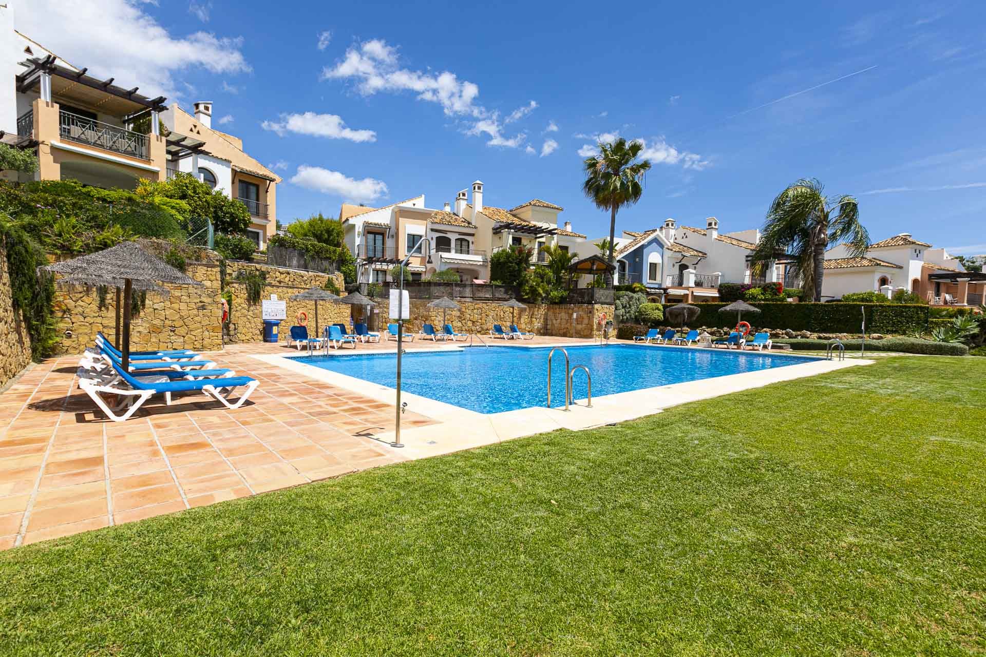 SOUTH FACING 4-BEDROOM TOWNHOUSE IN LOS ARQUEROS
