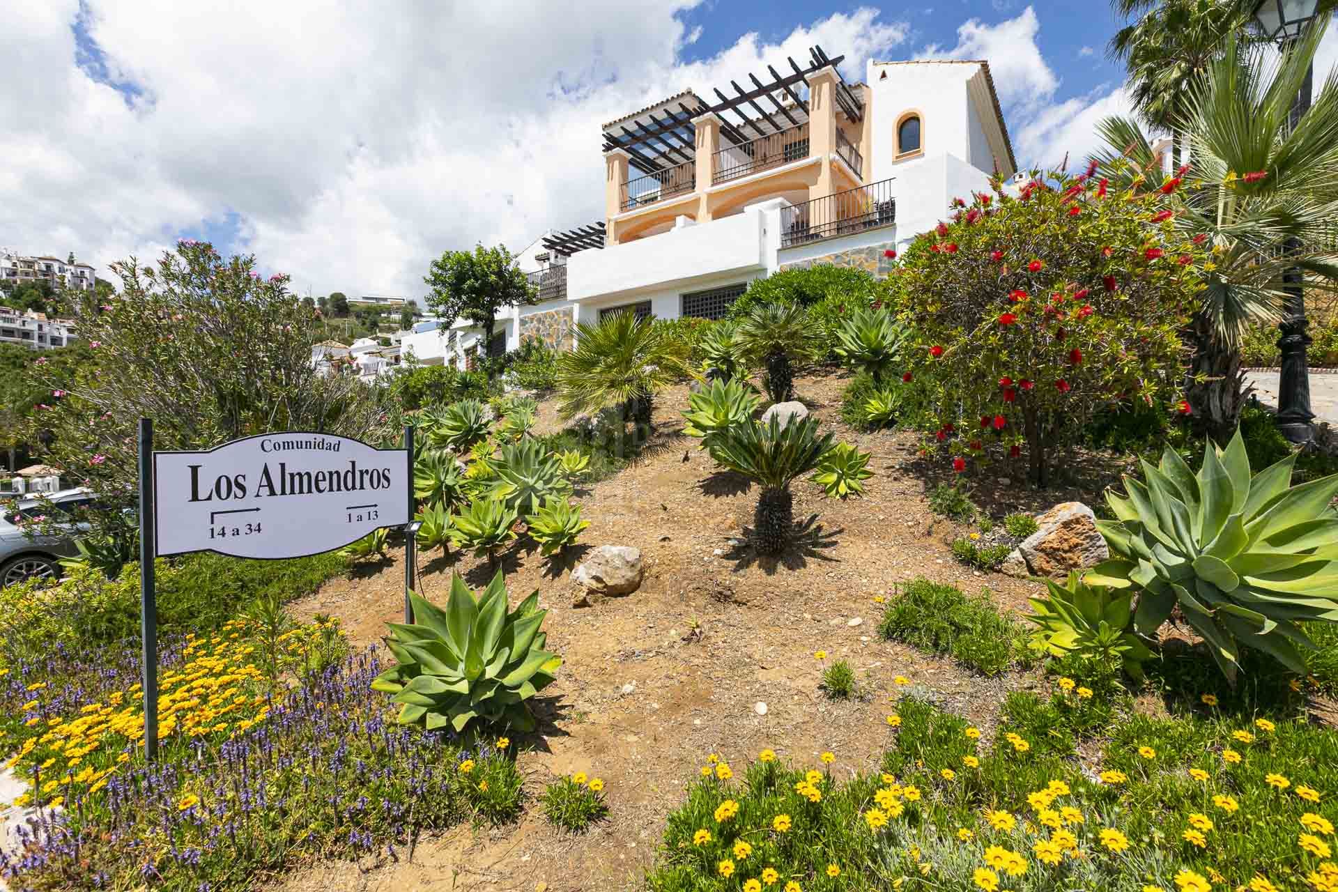 SOUTH FACING 4-BEDROOM TOWNHOUSE IN LOS ARQUEROS