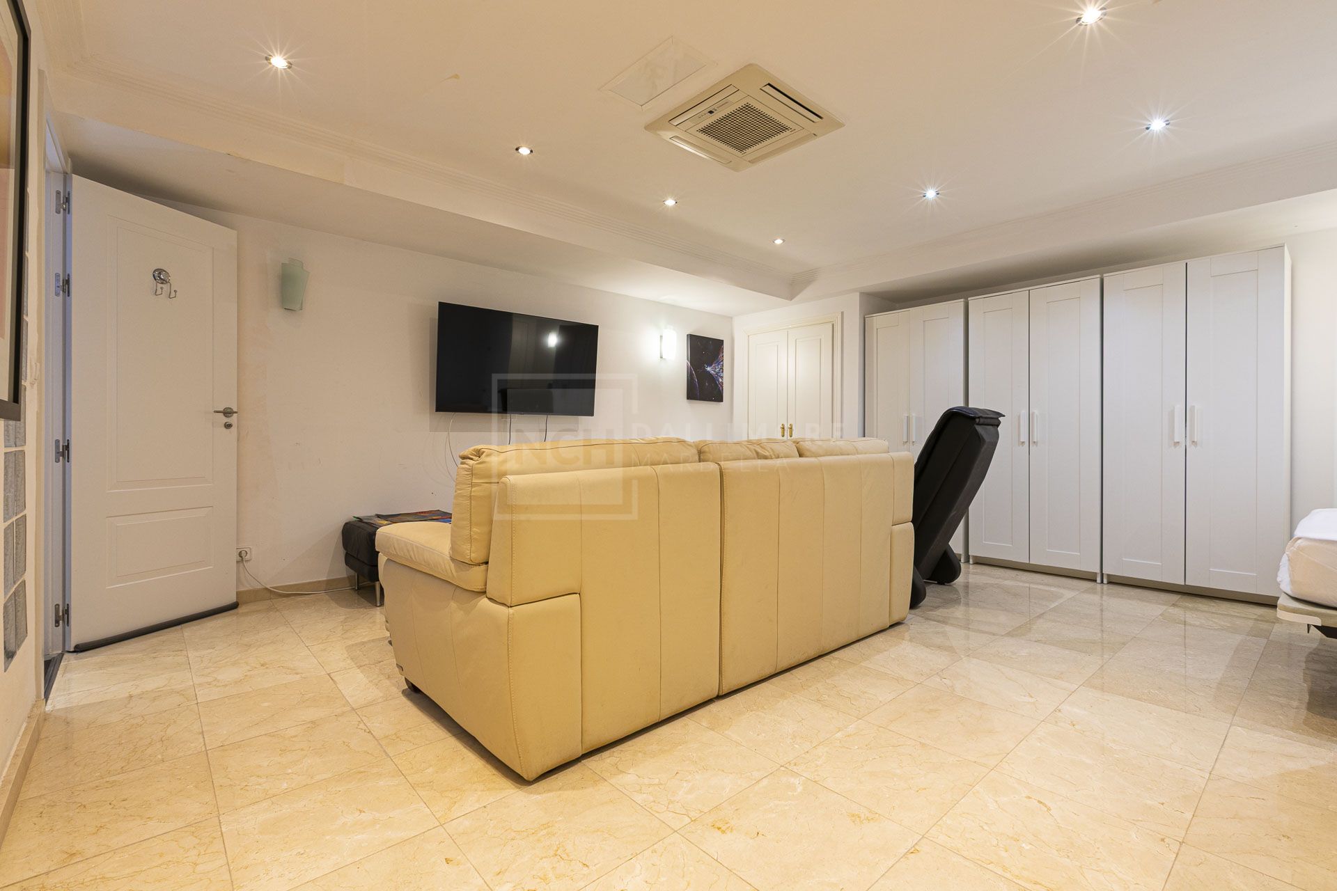 SOUTH FACING 4-BEDROOM TOWNHOUSE IN LOS ARQUEROS