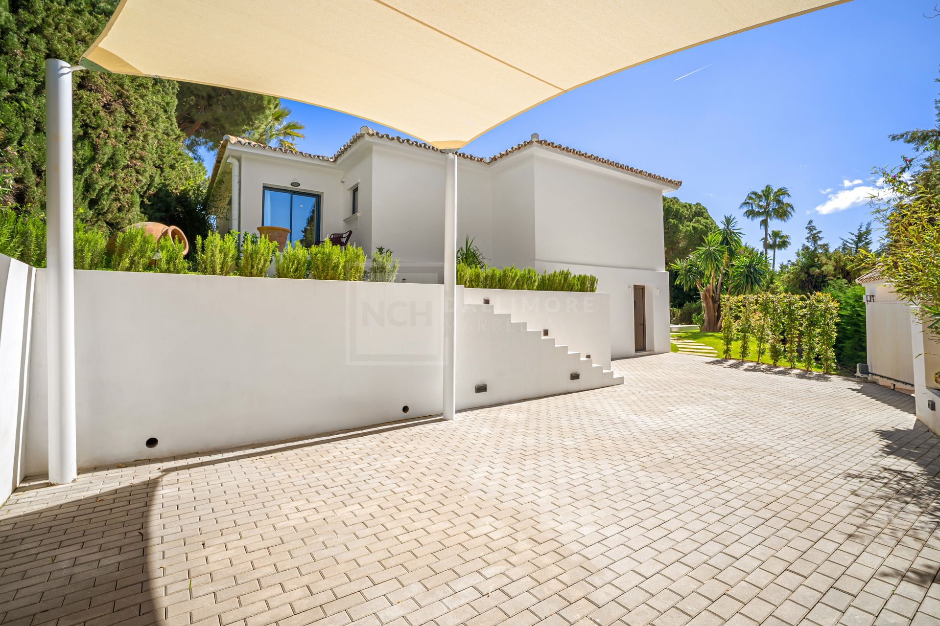 VILLA MODERNA DE 4 DORMITORIOS CON JARDÍN PRIVADO Y VISTAS A LA CONCHA EN NUEVA ANDALUCÍA