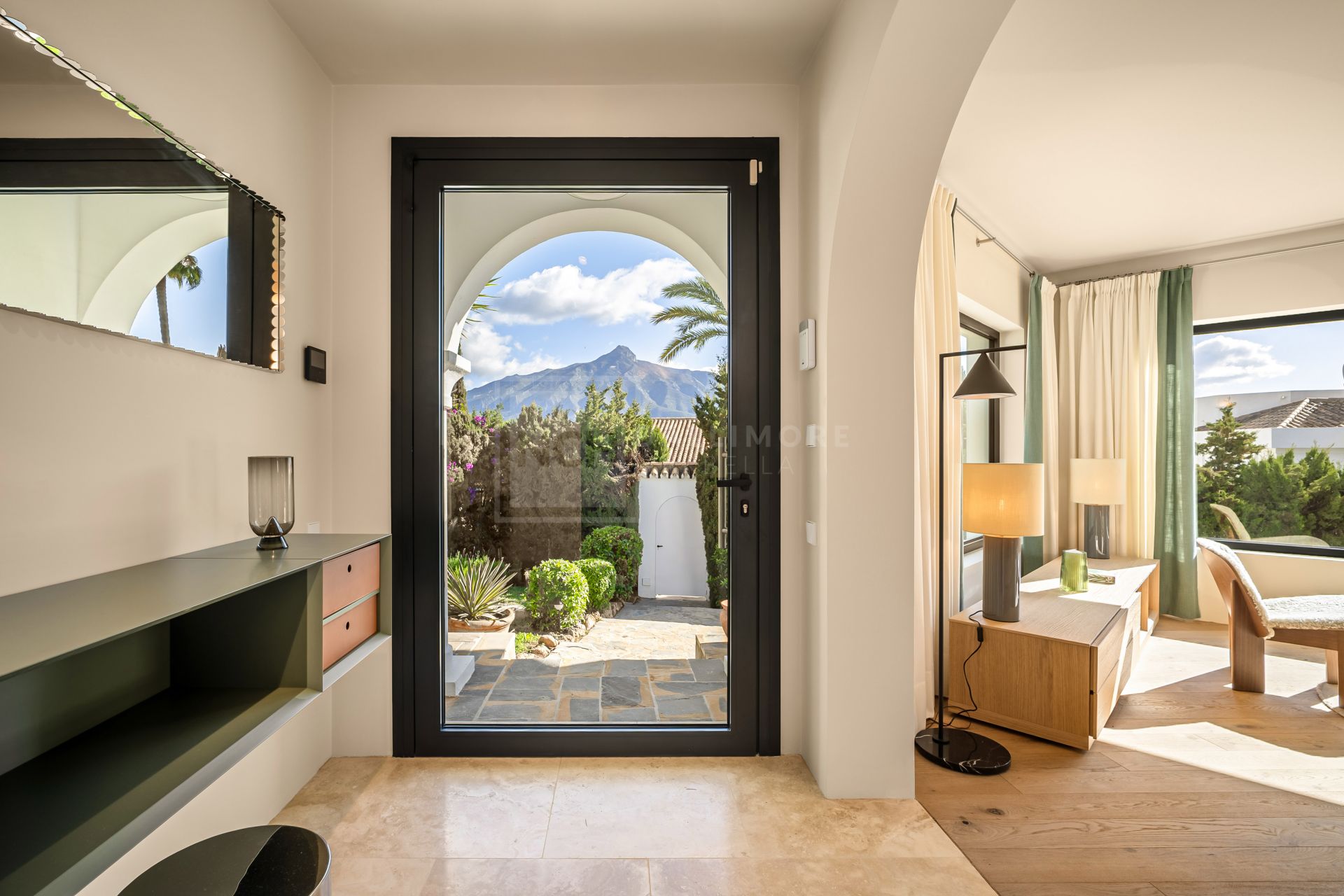 VILLA MODERNA DE 4 DORMITORIOS CON JARDÍN PRIVADO Y VISTAS A LA CONCHA EN NUEVA ANDALUCÍA