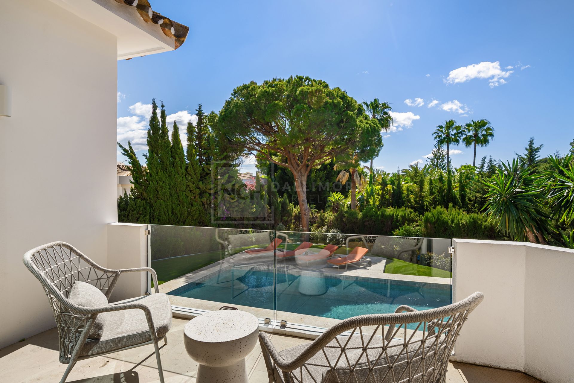 VILLA MODERNA DE 4 DORMITORIOS CON JARDÍN PRIVADO Y VISTAS A LA CONCHA EN NUEVA ANDALUCÍA