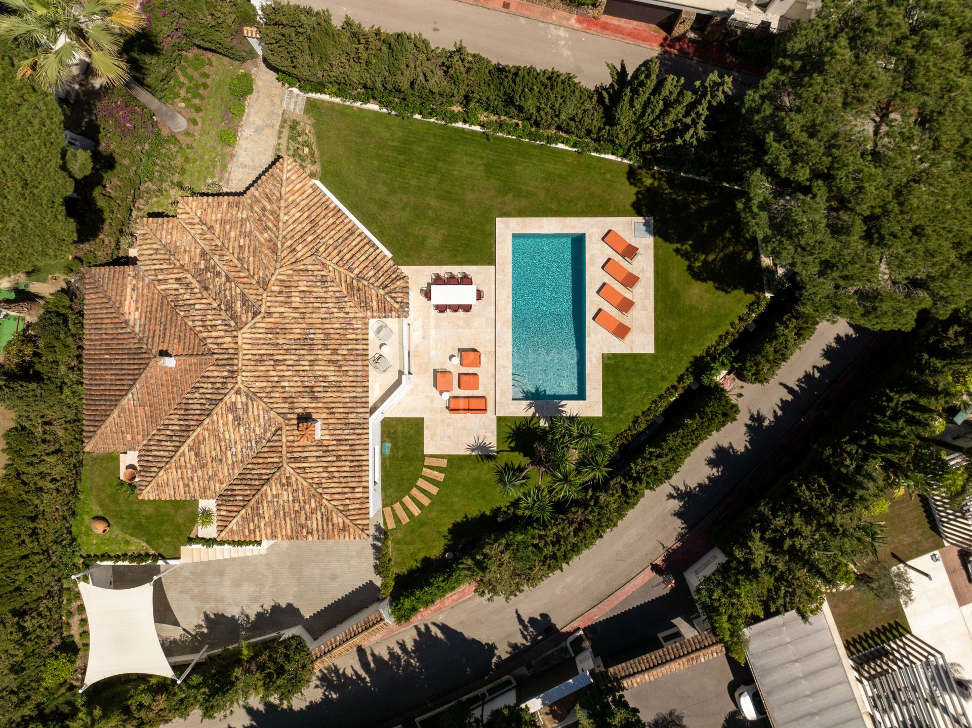 VILLA MODERNA DE 4 DORMITORIOS CON JARDÍN PRIVADO Y VISTAS A LA CONCHA EN NUEVA ANDALUCÍA