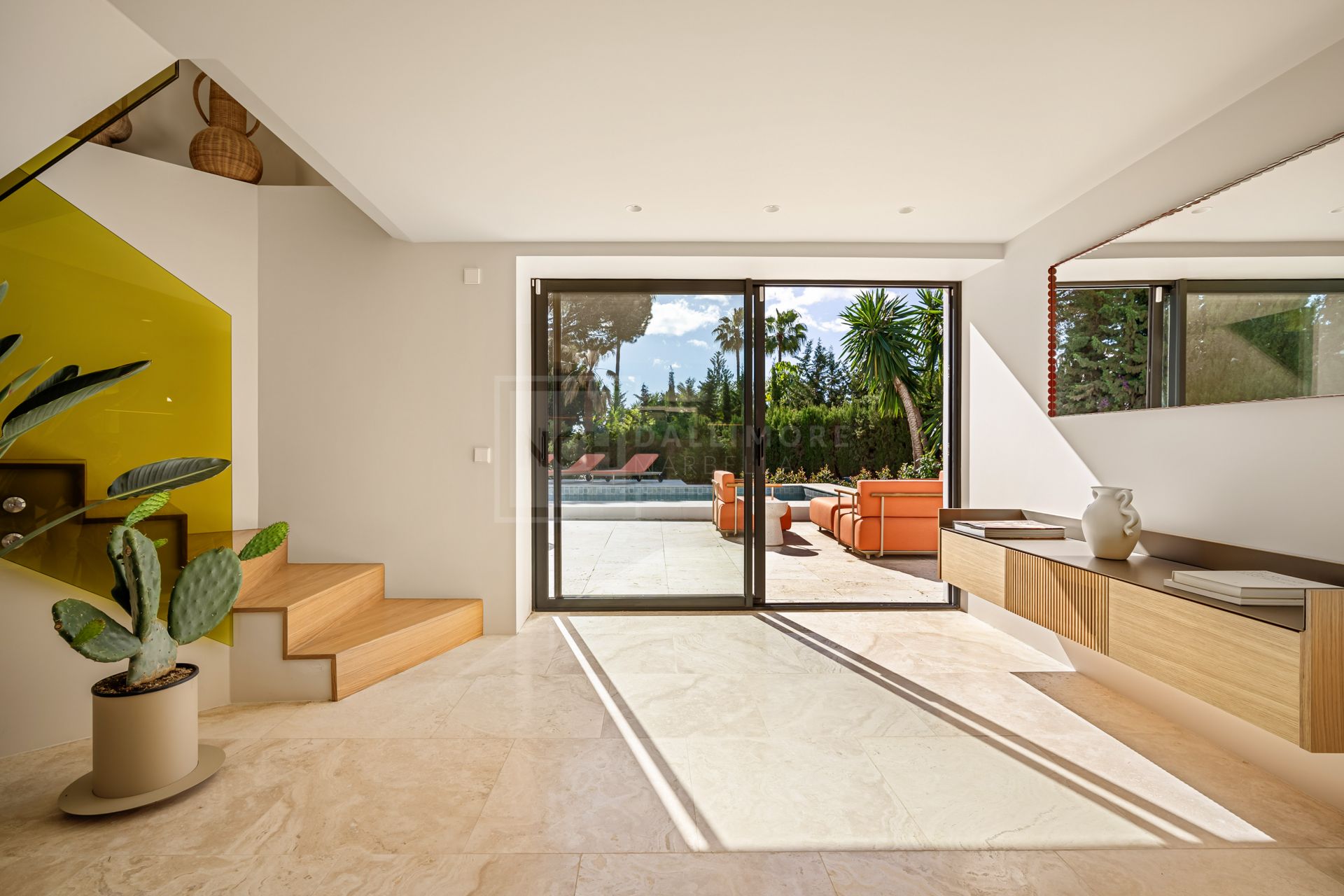 VILLA MODERNA DE 4 DORMITORIOS CON JARDÍN PRIVADO Y VISTAS A LA CONCHA EN NUEVA ANDALUCÍA