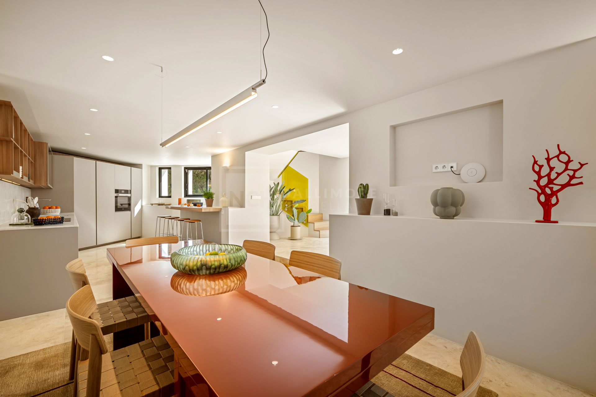 VILLA MODERNA DE 4 DORMITORIOS CON JARDÍN PRIVADO Y VISTAS A LA CONCHA EN NUEVA ANDALUCÍA