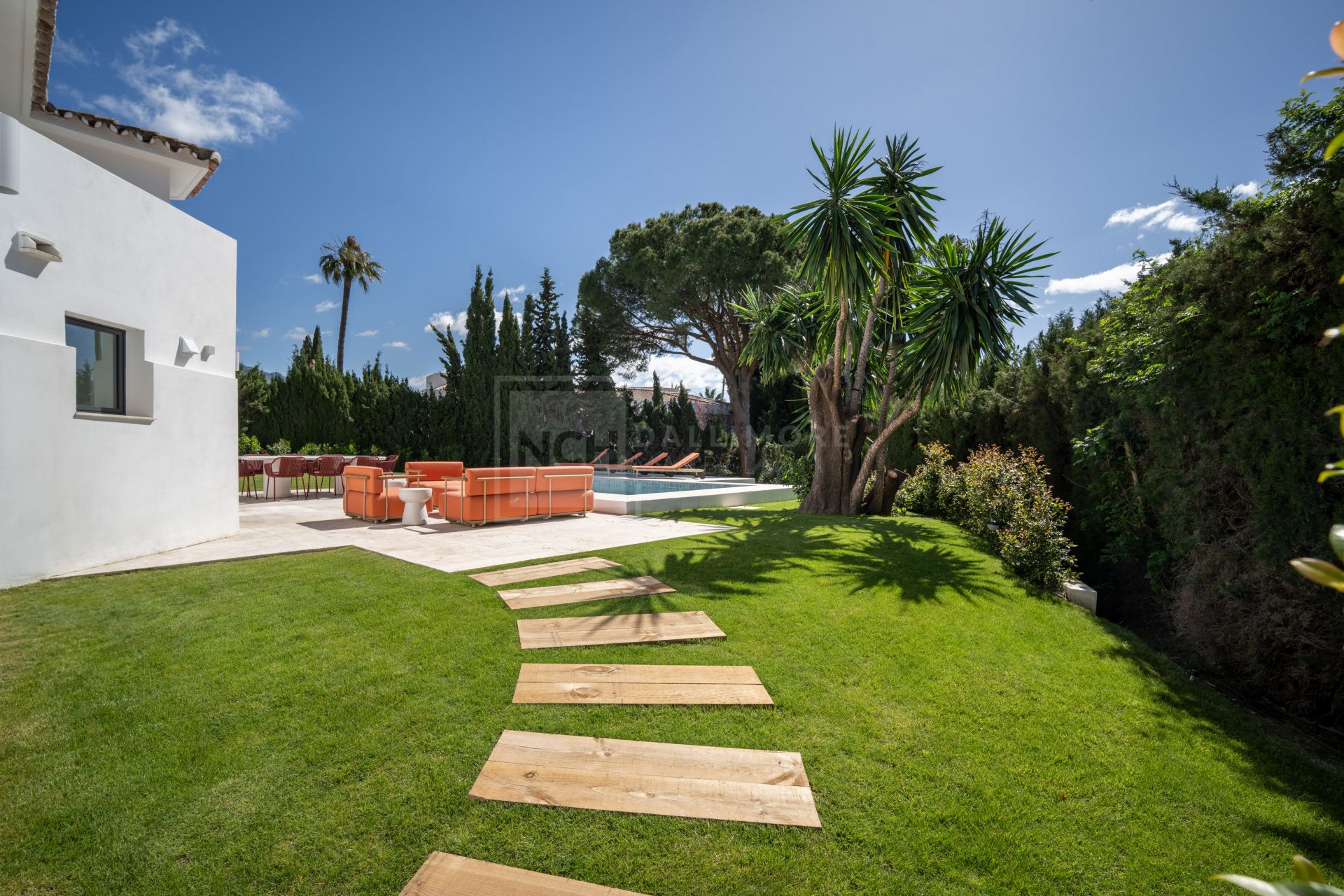 VILLA MODERNA DE 4 DORMITORIOS CON JARDÍN PRIVADO Y VISTAS A LA CONCHA EN NUEVA ANDALUCÍA