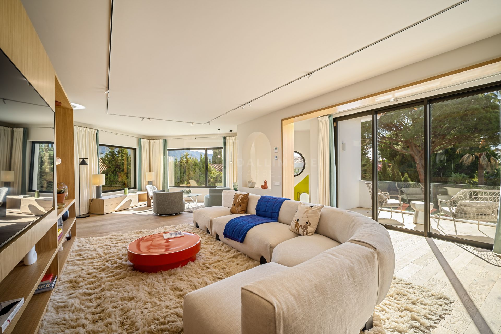 VILLA MODERNA DE 4 DORMITORIOS CON JARDÍN PRIVADO Y VISTAS A LA CONCHA EN NUEVA ANDALUCÍA