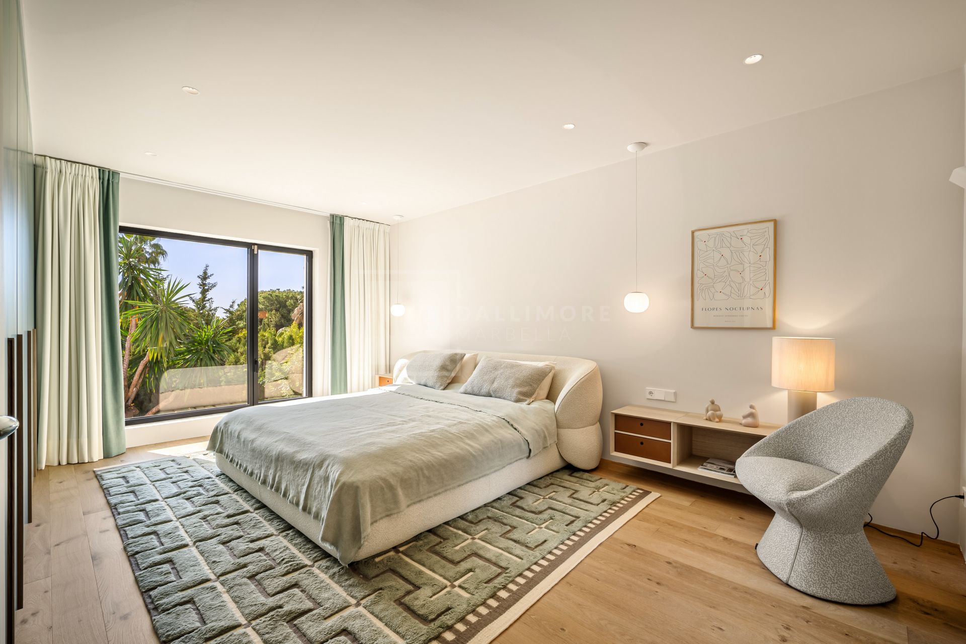 VILLA MODERNA DE 4 DORMITORIOS CON JARDÍN PRIVADO Y VISTAS A LA CONCHA EN NUEVA ANDALUCÍA