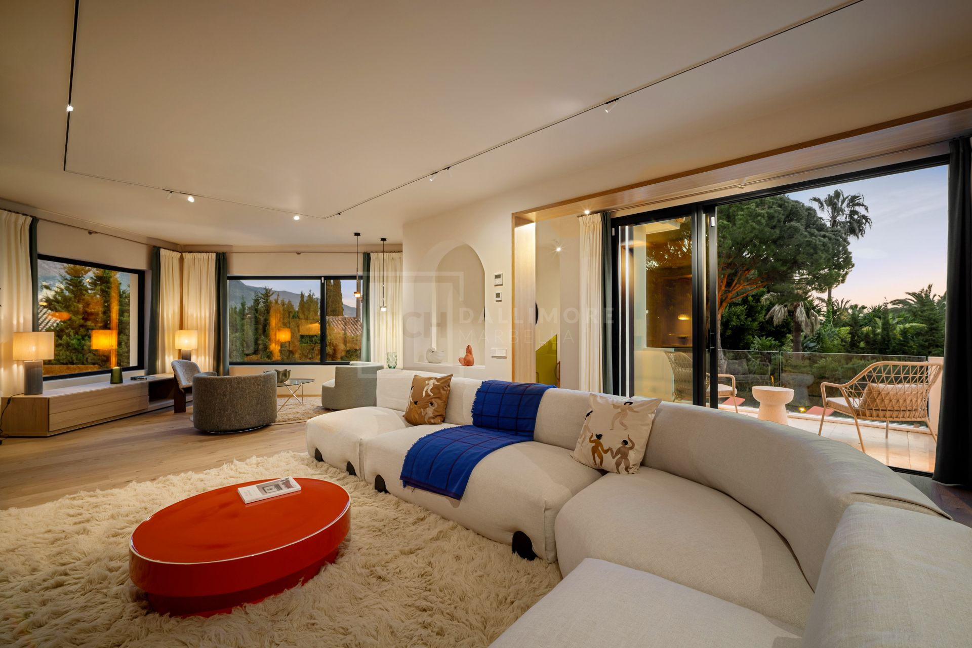 VILLA MODERNA DE 4 DORMITORIOS CON JARDÍN PRIVADO Y VISTAS A LA CONCHA EN NUEVA ANDALUCÍA