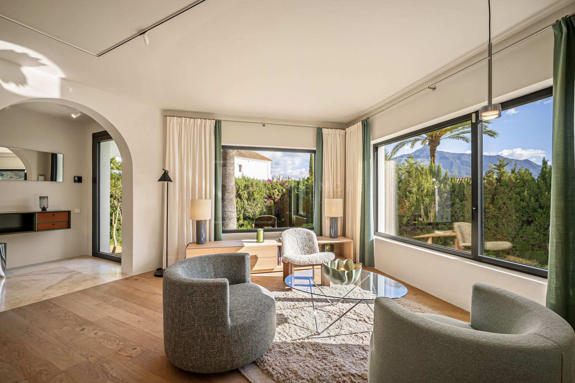 VILLA MODERNA DE 4 DORMITORIOS CON JARDÍN PRIVADO Y VISTAS A LA CONCHA EN NUEVA ANDALUCÍA