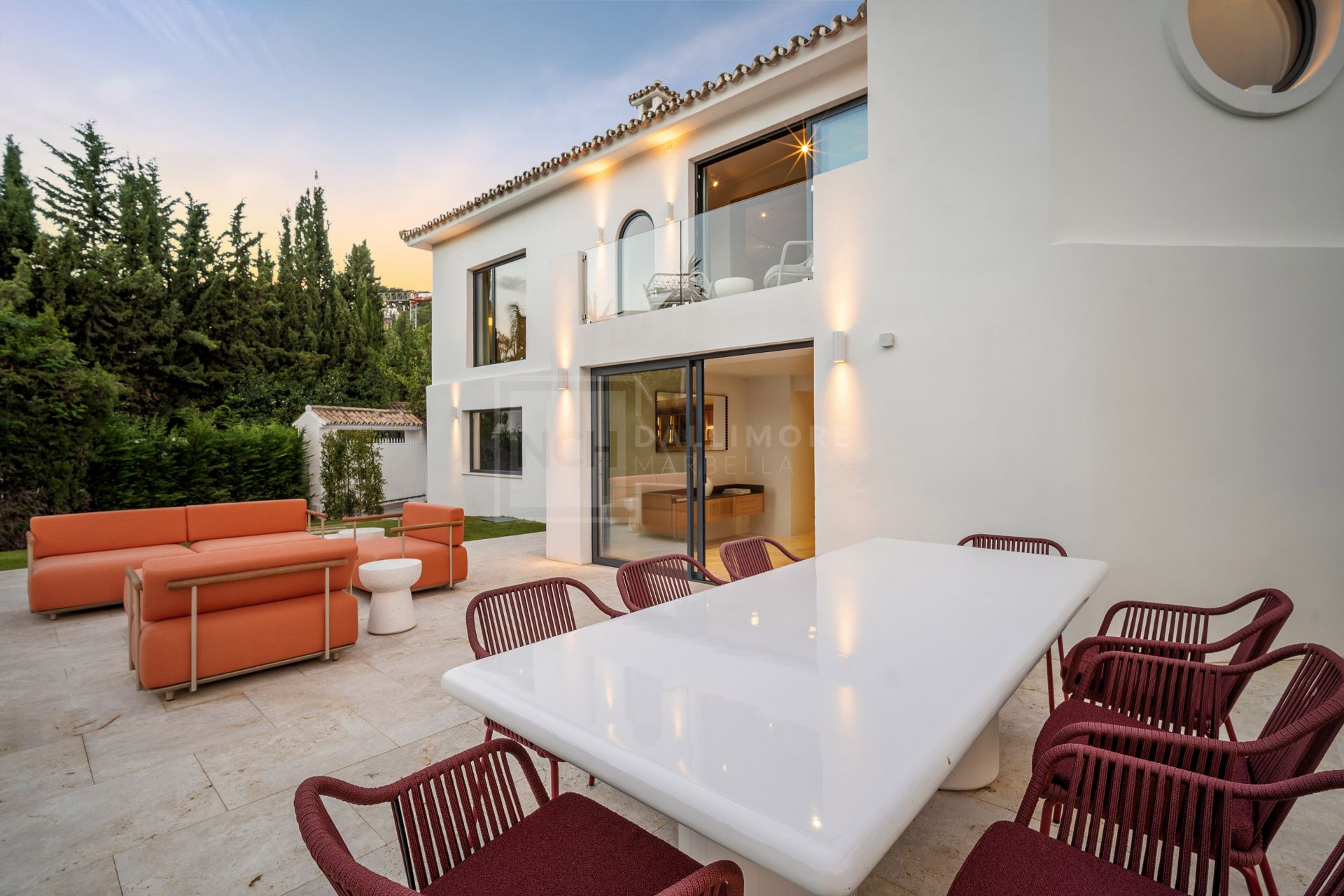 VILLA MODERNA DE 4 DORMITORIOS CON JARDÍN PRIVADO Y VISTAS A LA CONCHA EN NUEVA ANDALUCÍA