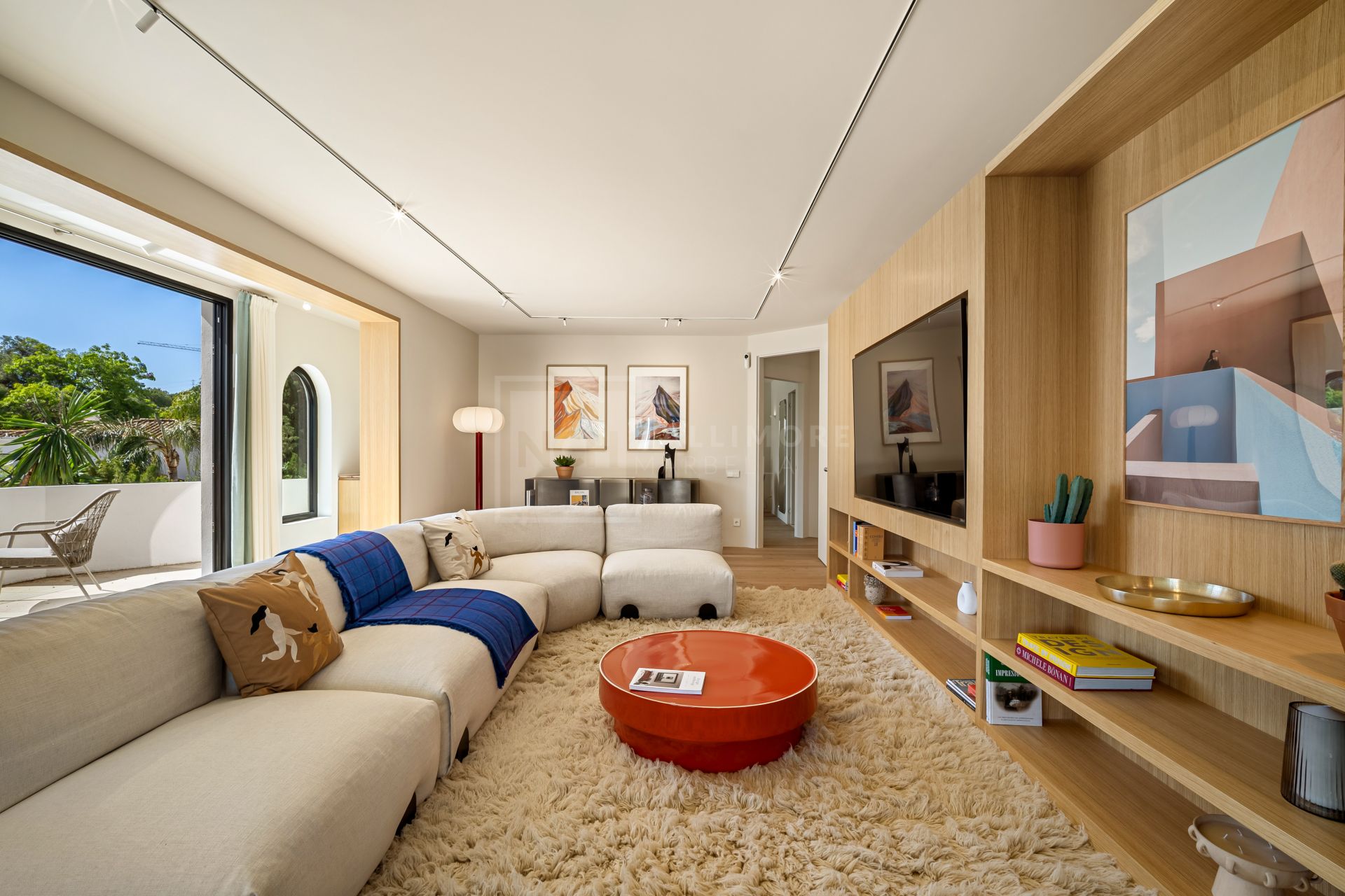 VILLA MODERNA DE 4 DORMITORIOS CON JARDÍN PRIVADO Y VISTAS A LA CONCHA EN NUEVA ANDALUCÍA