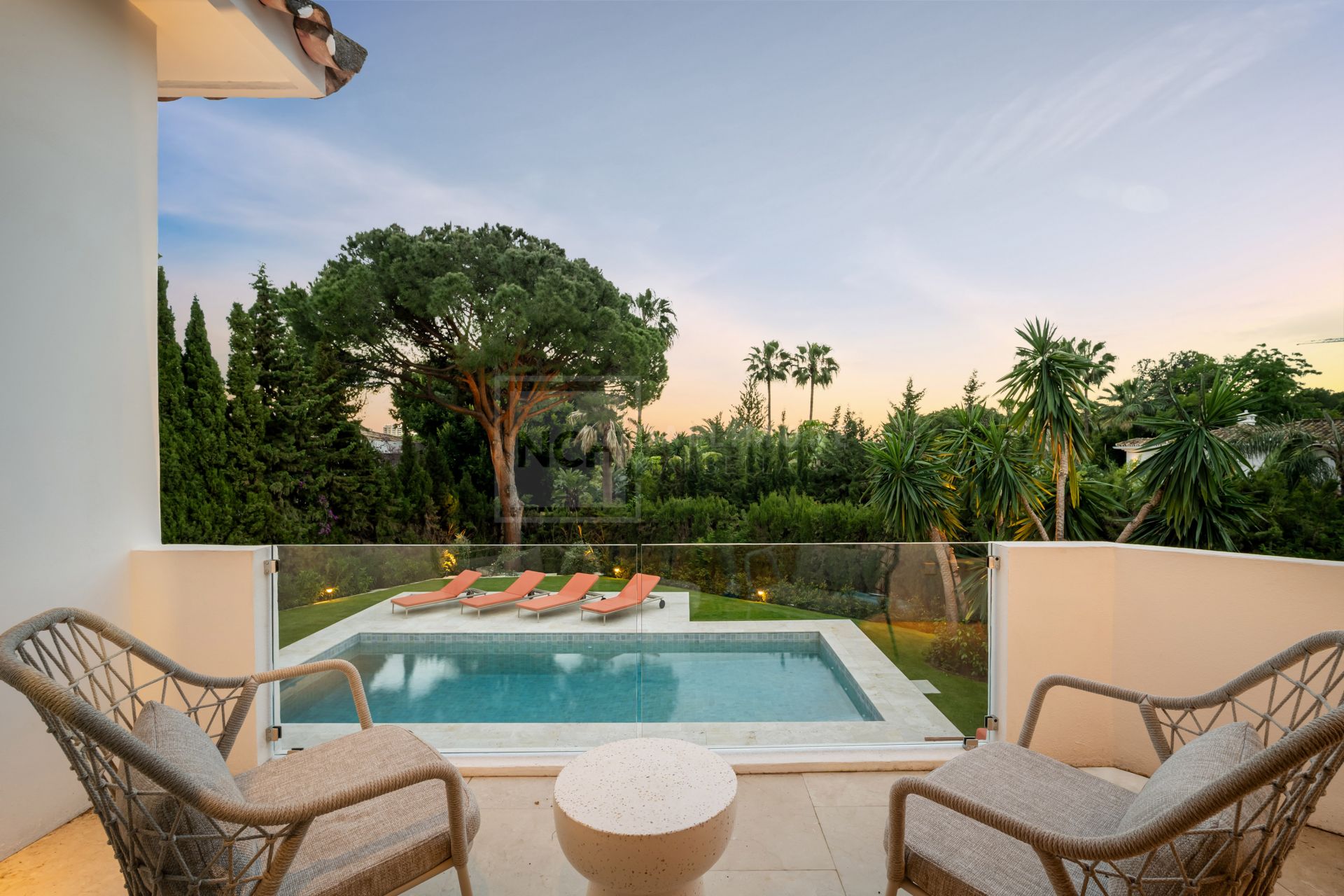 VILLA MODERNA DE 4 DORMITORIOS CON JARDÍN PRIVADO Y VISTAS A LA CONCHA EN NUEVA ANDALUCÍA