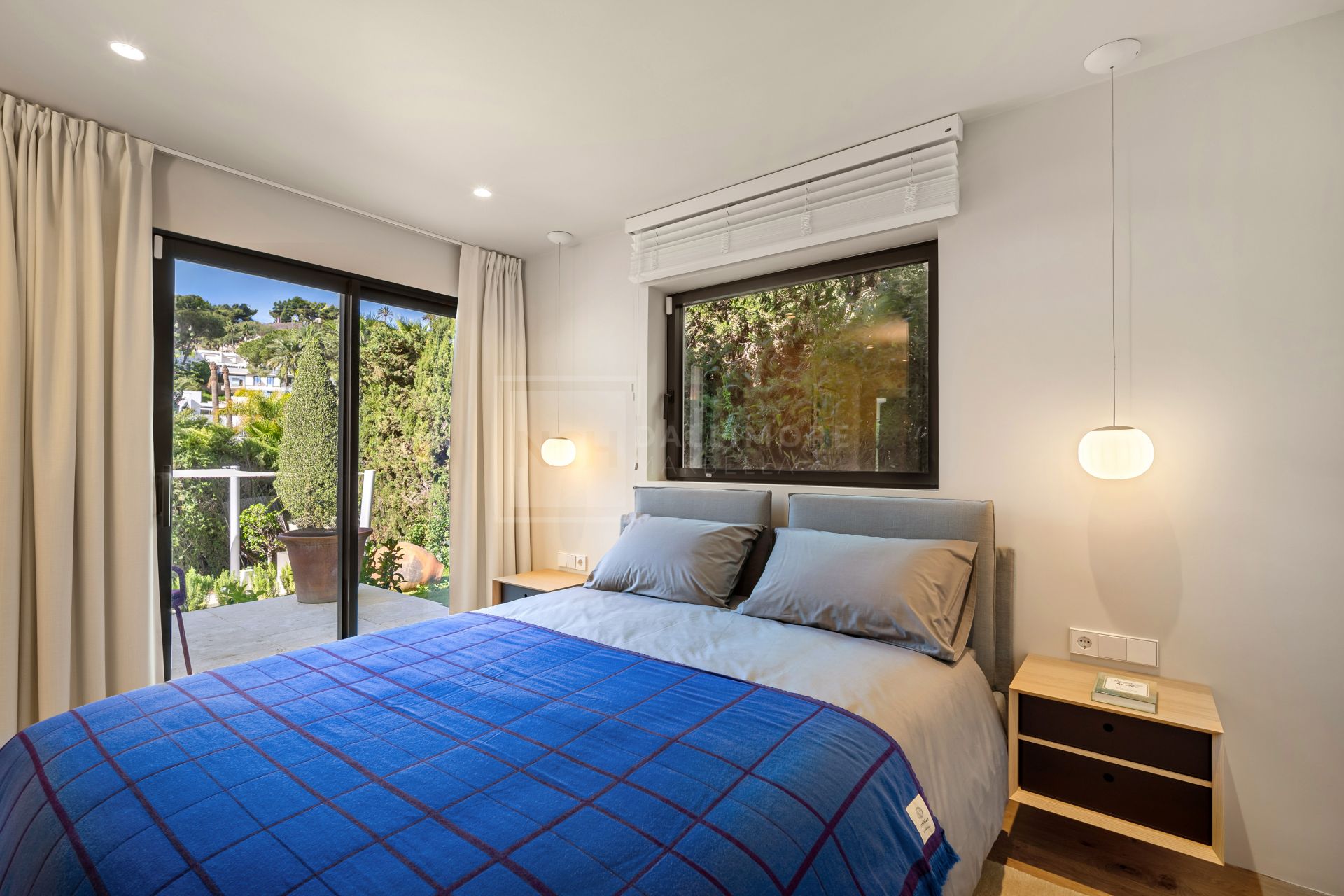 VILLA MODERNA DE 4 DORMITORIOS CON JARDÍN PRIVADO Y VISTAS A LA CONCHA EN NUEVA ANDALUCÍA
