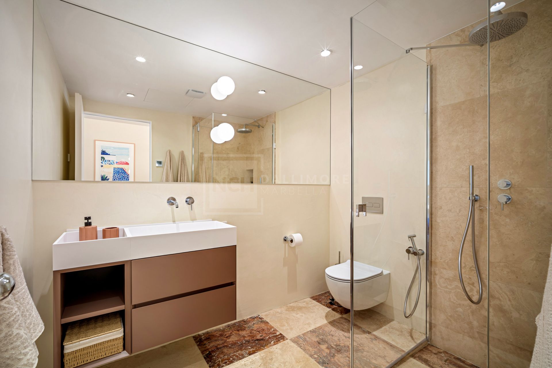 VILLA MODERNA DE 4 DORMITORIOS CON JARDÍN PRIVADO Y VISTAS A LA CONCHA EN NUEVA ANDALUCÍA