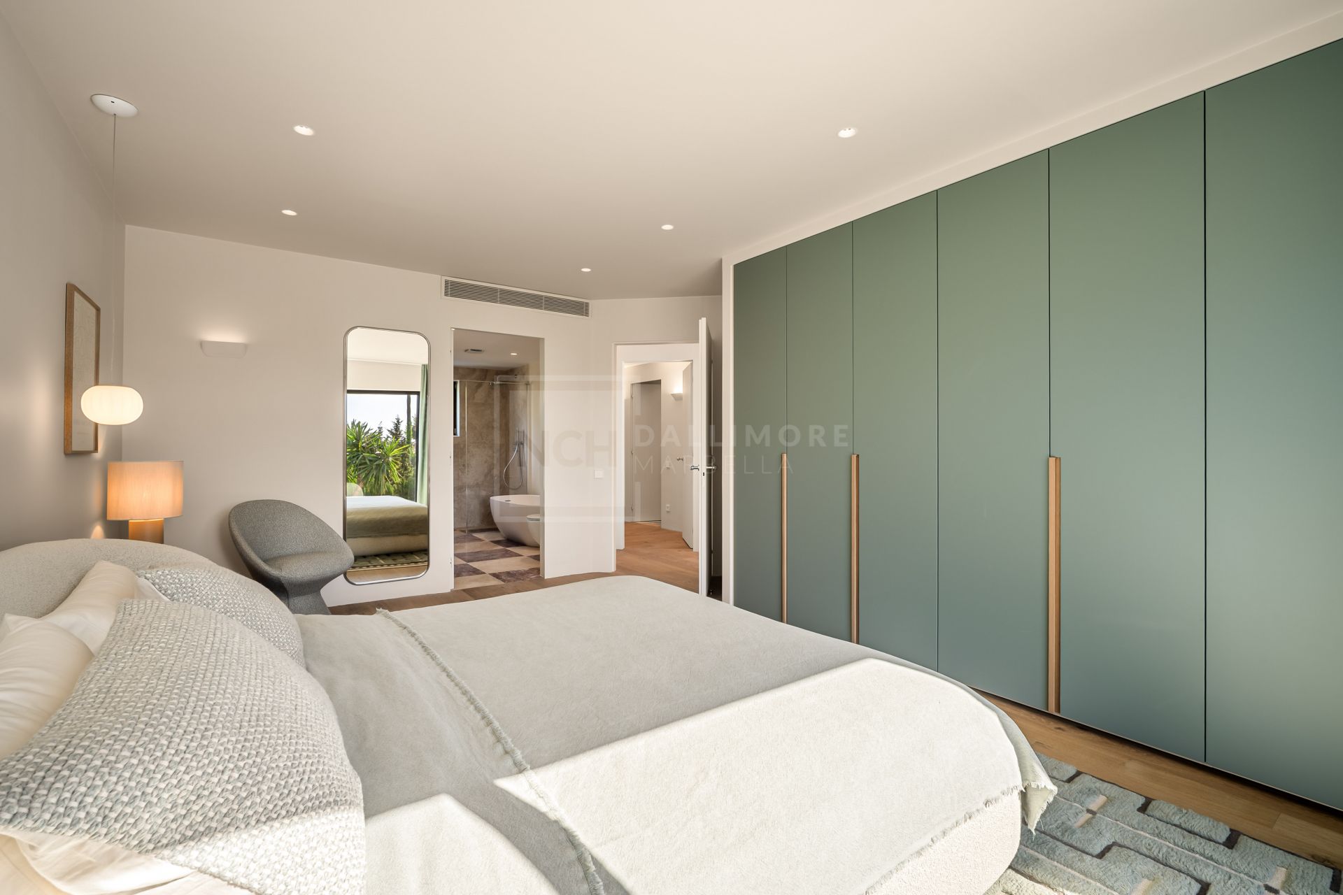VILLA MODERNA DE 4 DORMITORIOS CON JARDÍN PRIVADO Y VISTAS A LA CONCHA EN NUEVA ANDALUCÍA