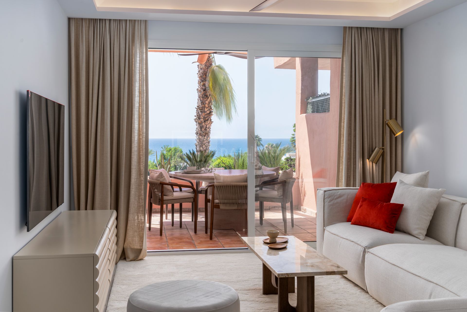 REFORMED LUXURY APARTMENT WITH SEA VIEWS ON THE GOLDEN MILE IN MARBELLA