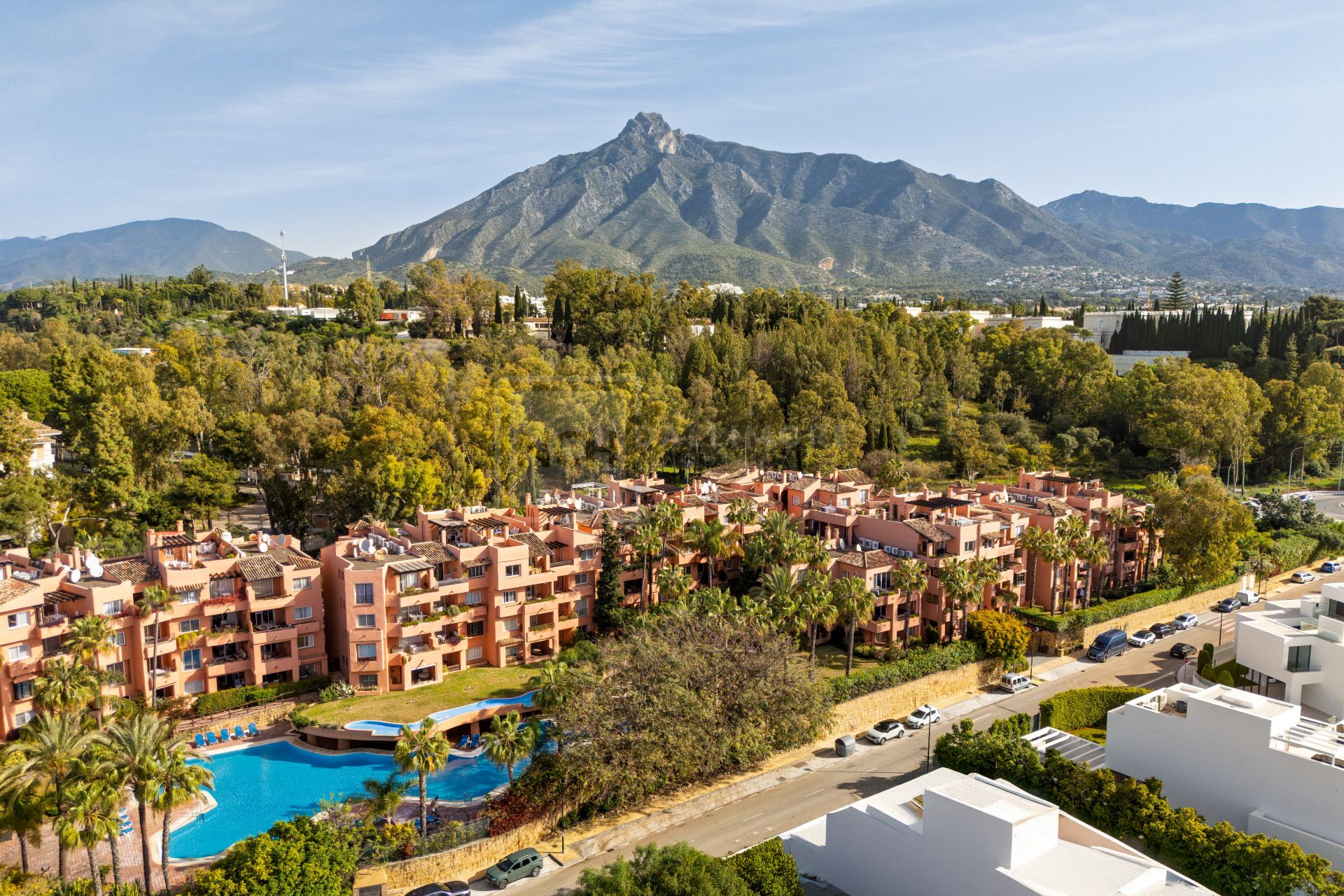 REFORMED LUXURY APARTMENT WITH SEA VIEWS ON THE GOLDEN MILE IN MARBELLA