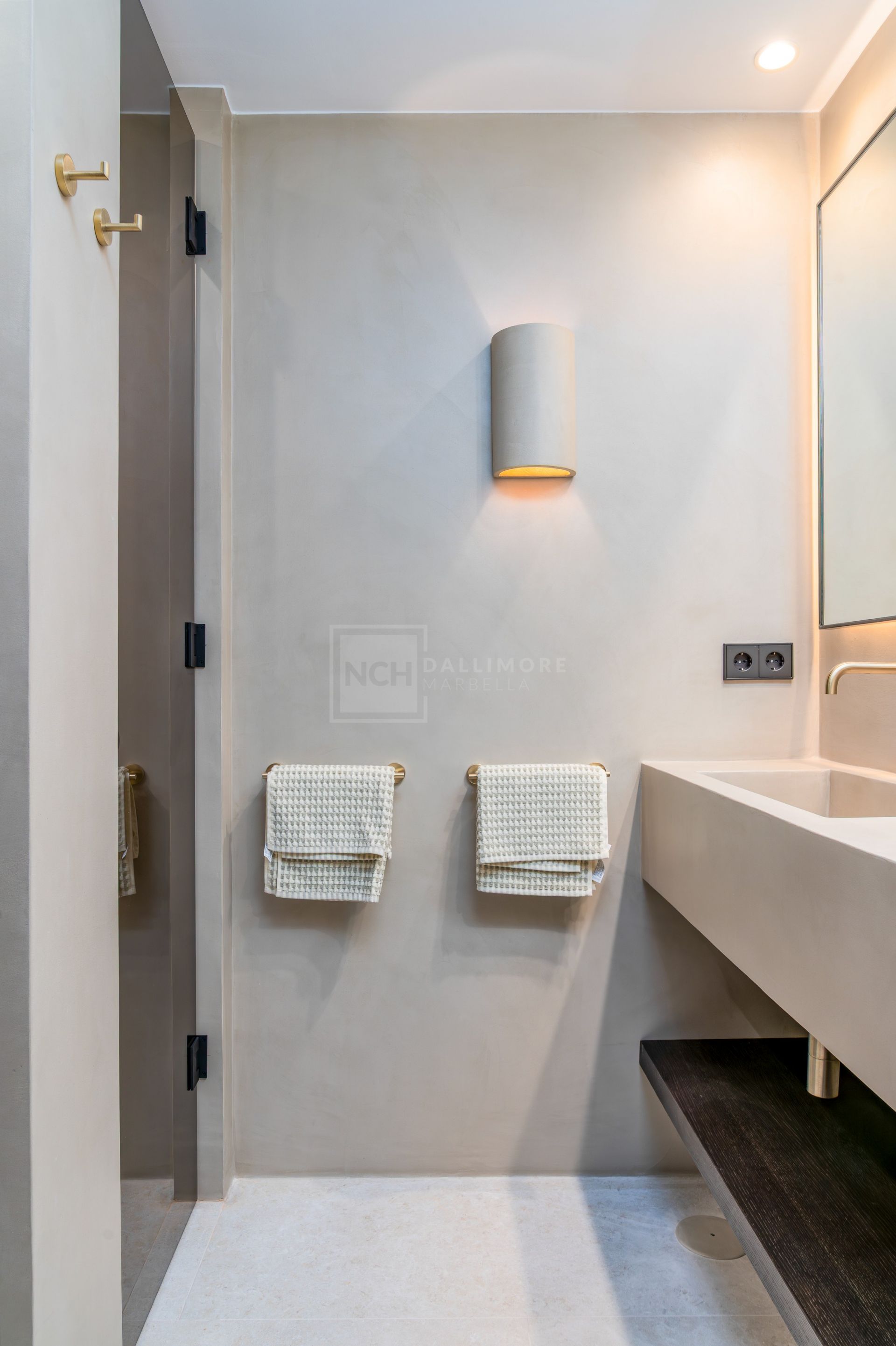 REFORMED LUXURY APARTMENT WITH SEA VIEWS ON THE GOLDEN MILE IN MARBELLA