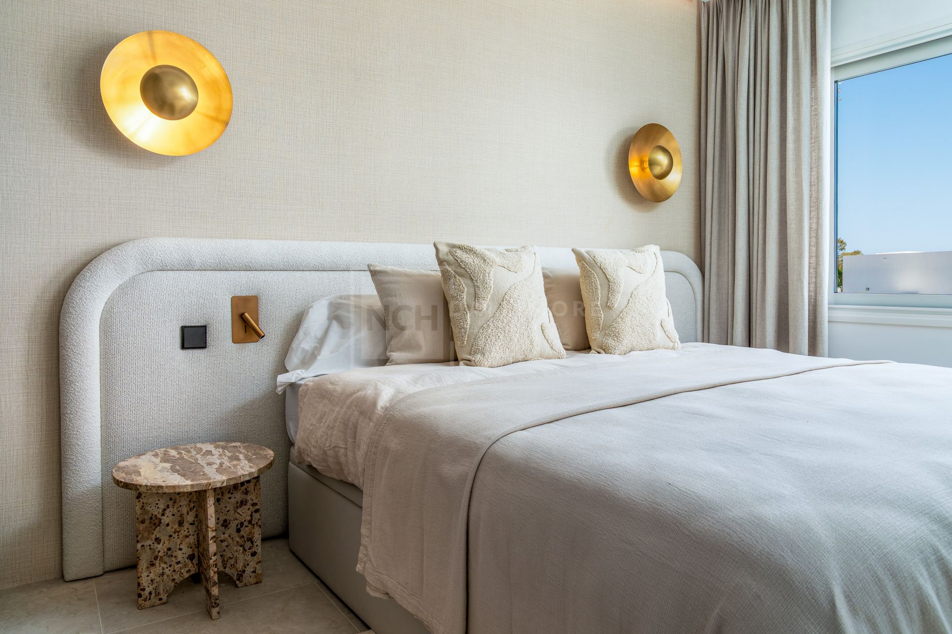 REFORMED LUXURY APARTMENT WITH SEA VIEWS ON THE GOLDEN MILE IN MARBELLA